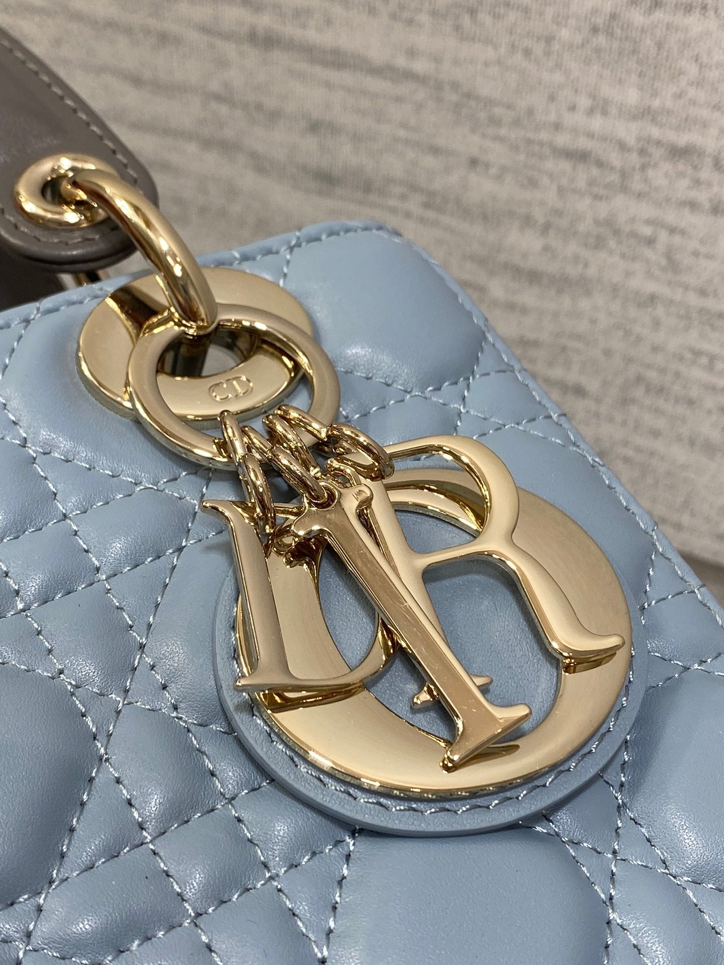 MITTLERE DAMENTASCHE 20 IN BABYBLAU GESTEPPT MAKROCANNAGE KALBSLEDER GRAUER TRAGERIEMEN