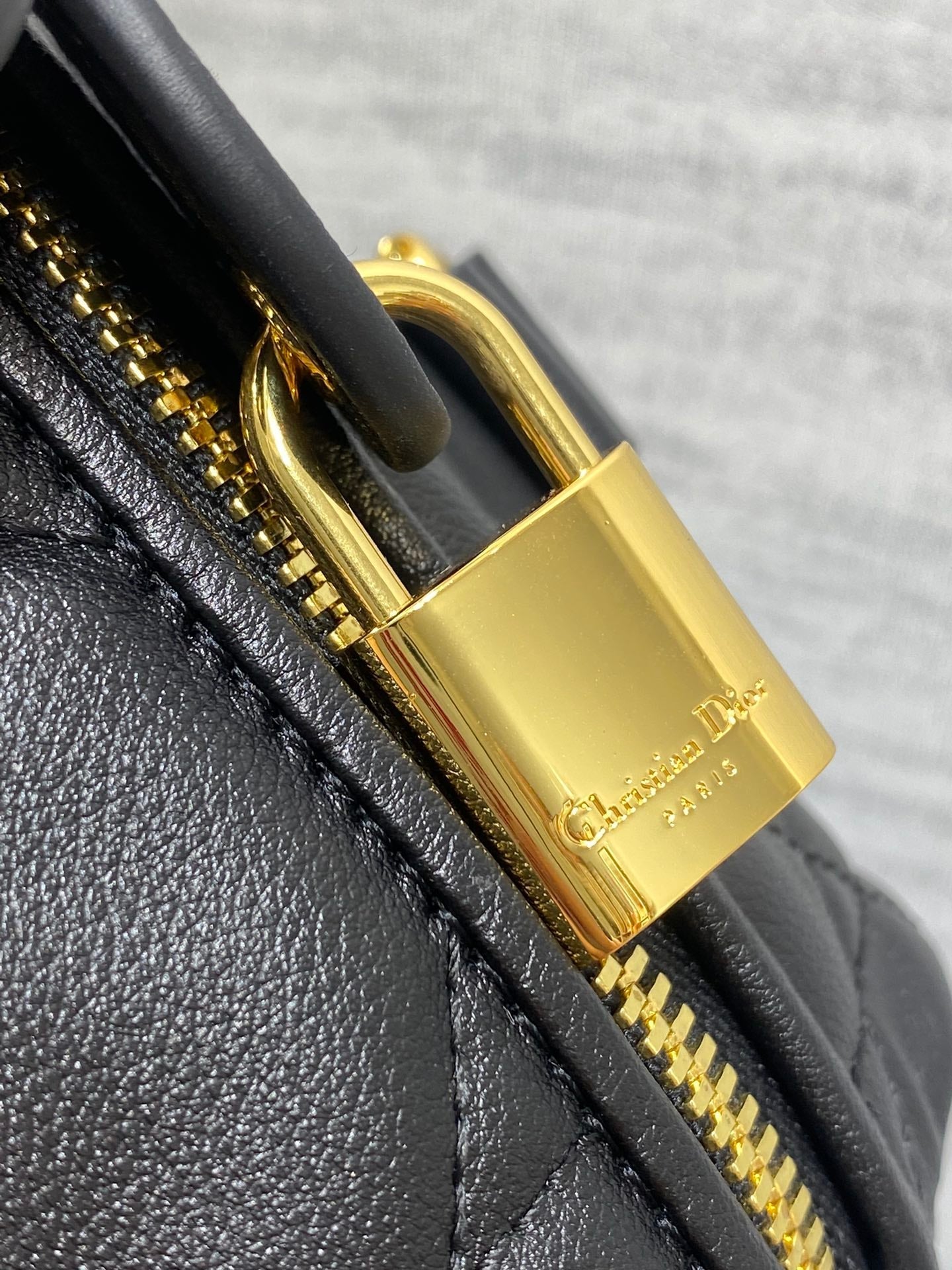 GROOVE 25 Tasche aus schwarzem Lammleder