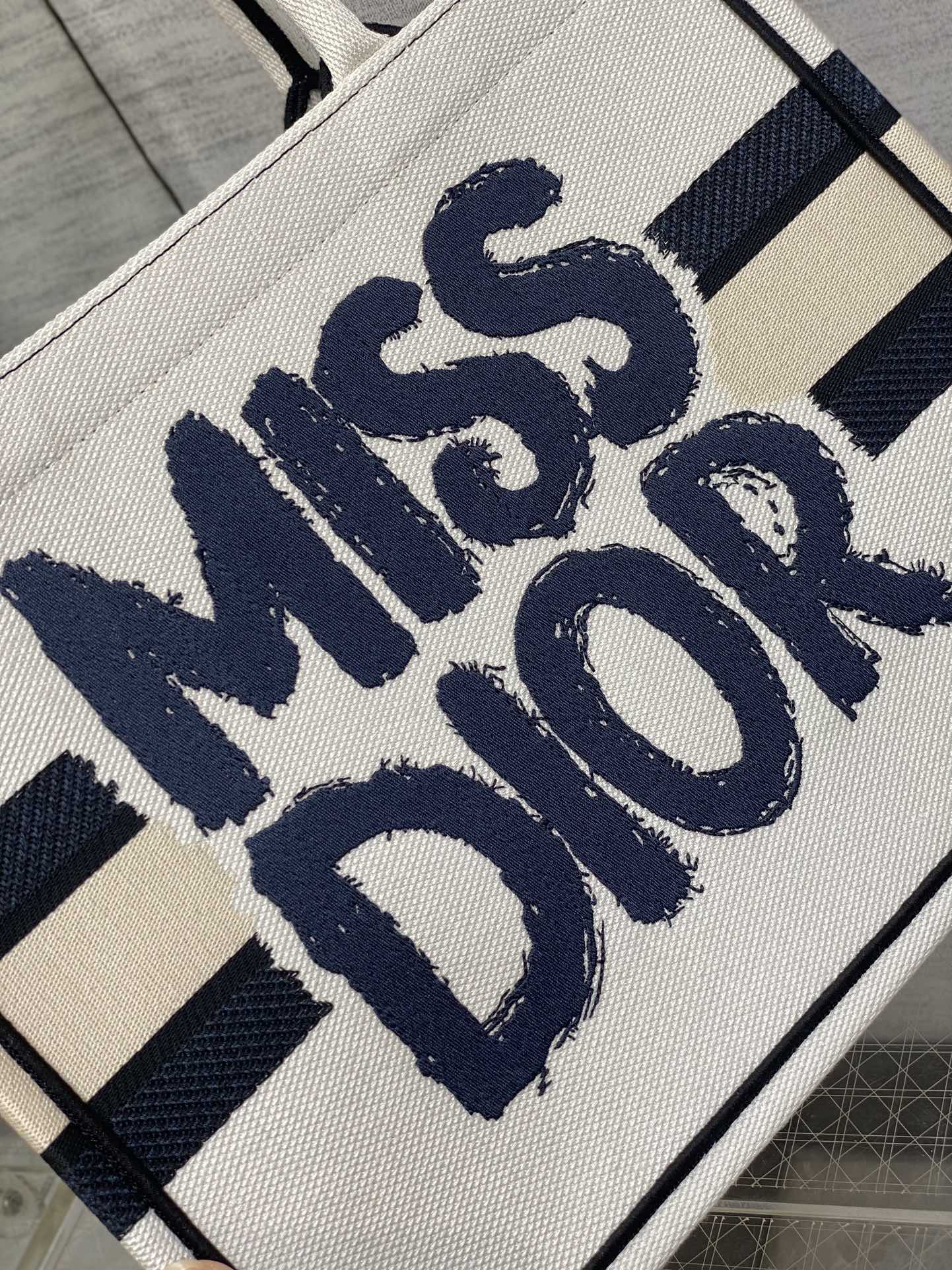 MITTLERE BUCHTASCHE 36 IN WEISS MIX SCHWARZES CANVAS 226504