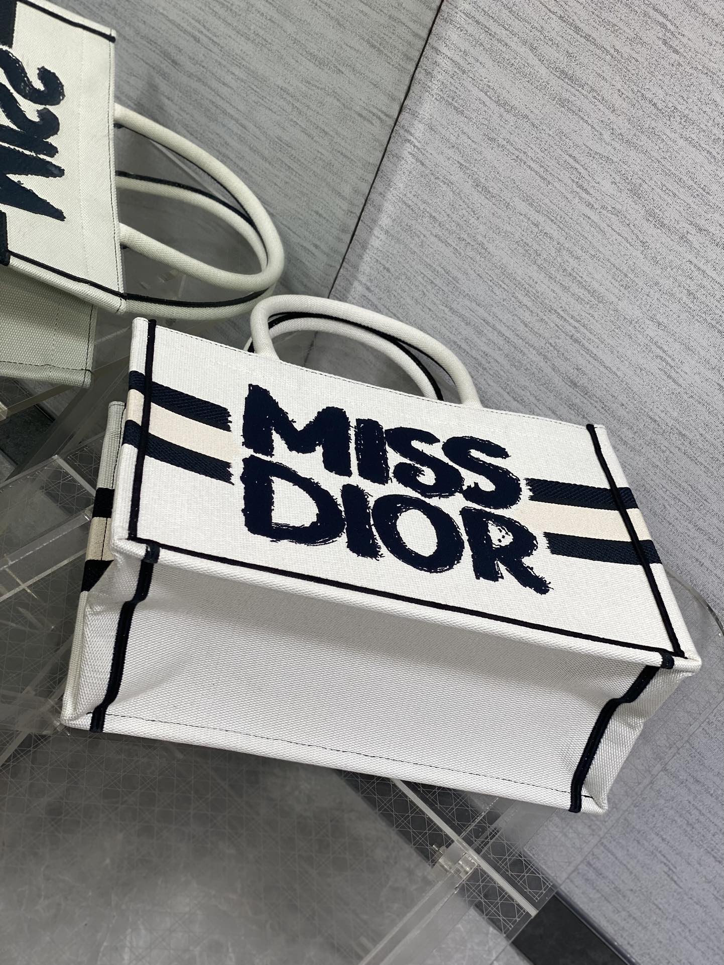 MITTLERE BUCHTASCHE 36 IN WEISS MIX SCHWARZES CANVAS 226504