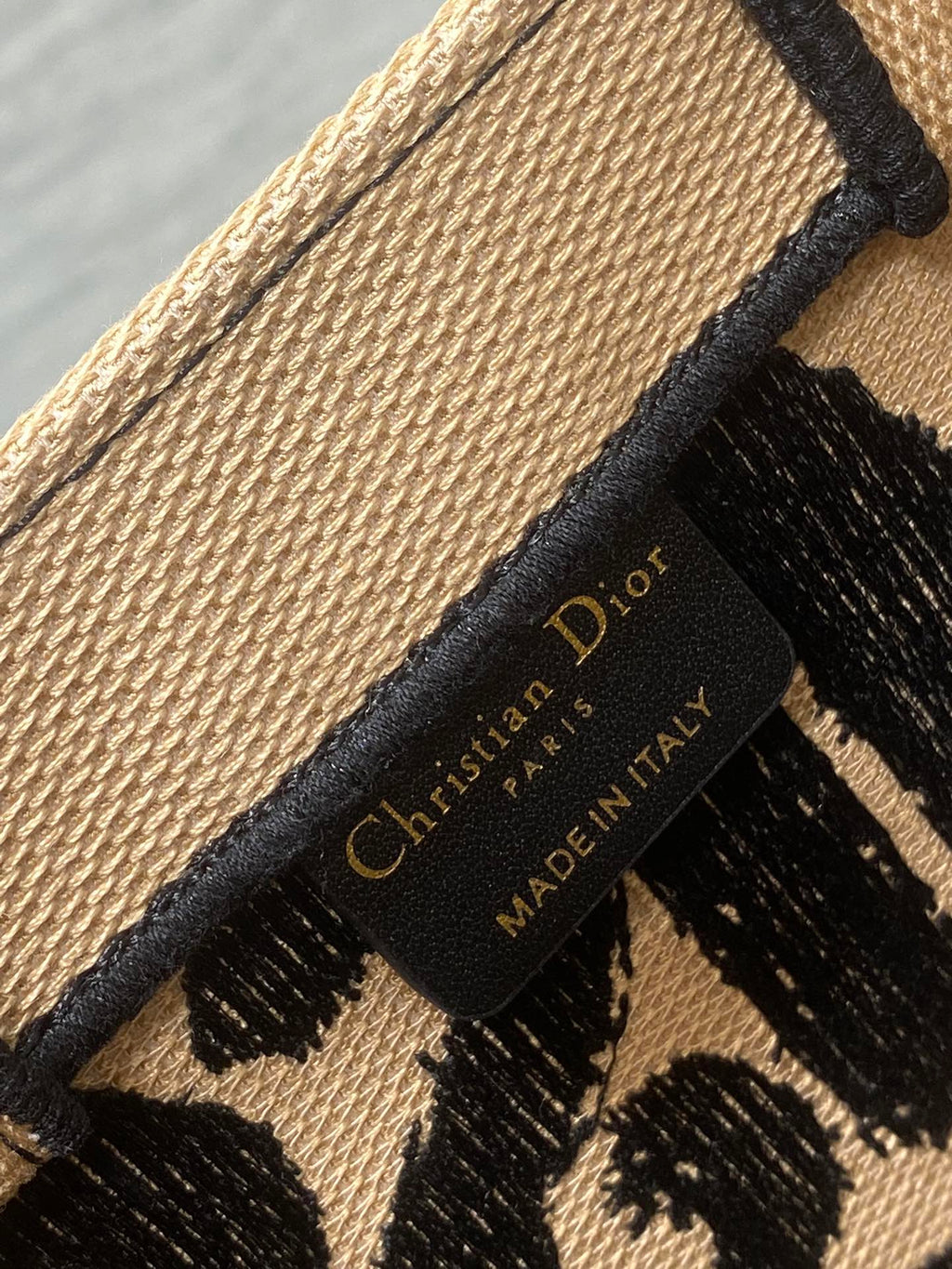 Buchtasche 26 Beige und Schwarz Miss Graffiti Stickerei