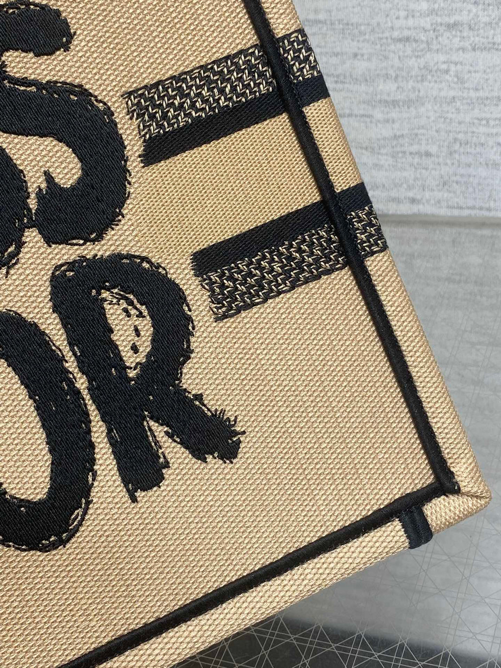 Buchtasche 26 Beige und Schwarz Miss Graffiti Stickerei