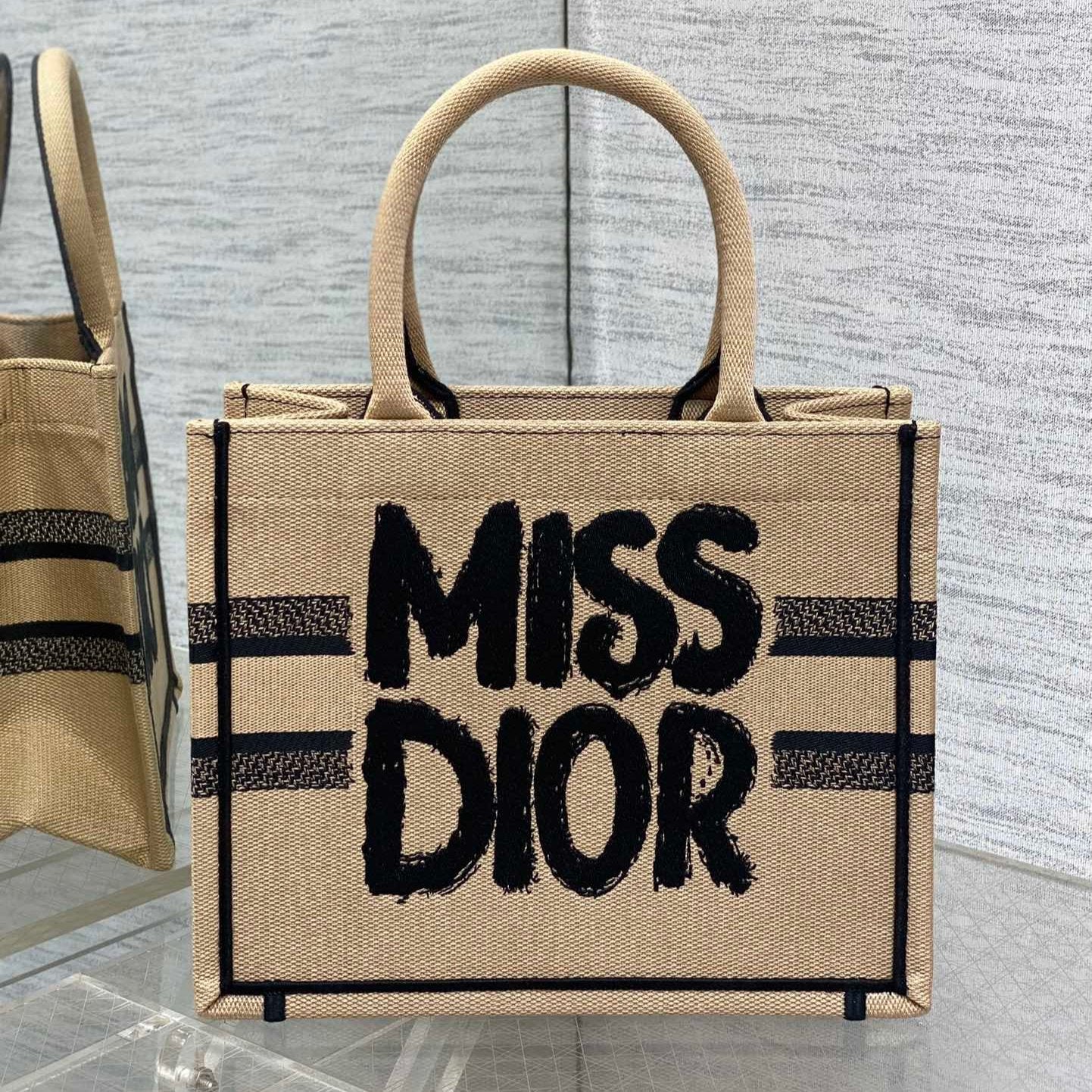 Buchtasche 26 Beige und Schwarz Miss Graffiti Stickerei