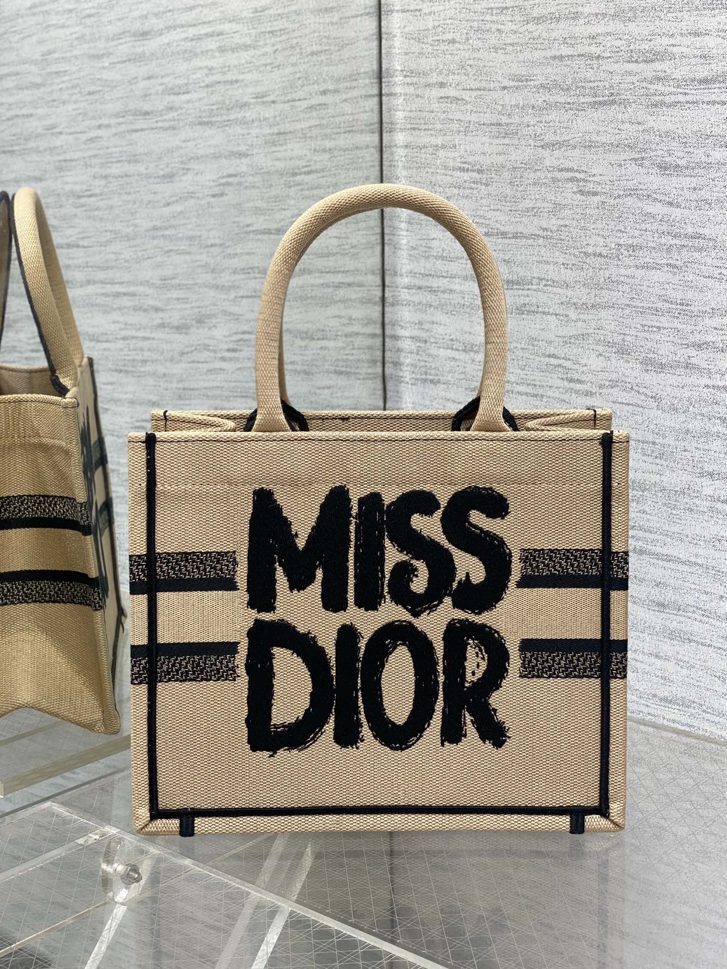 Buchtasche 26 Beige und Schwarz Miss Graffiti Stickerei