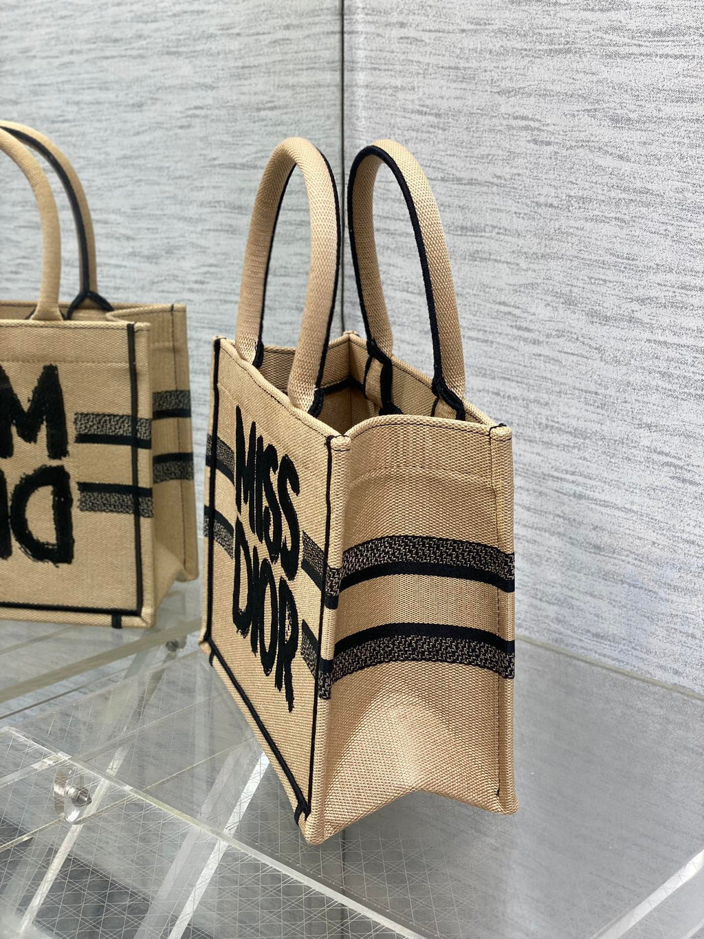 Buchtasche 26 Beige und Schwarz Miss Graffiti Stickerei