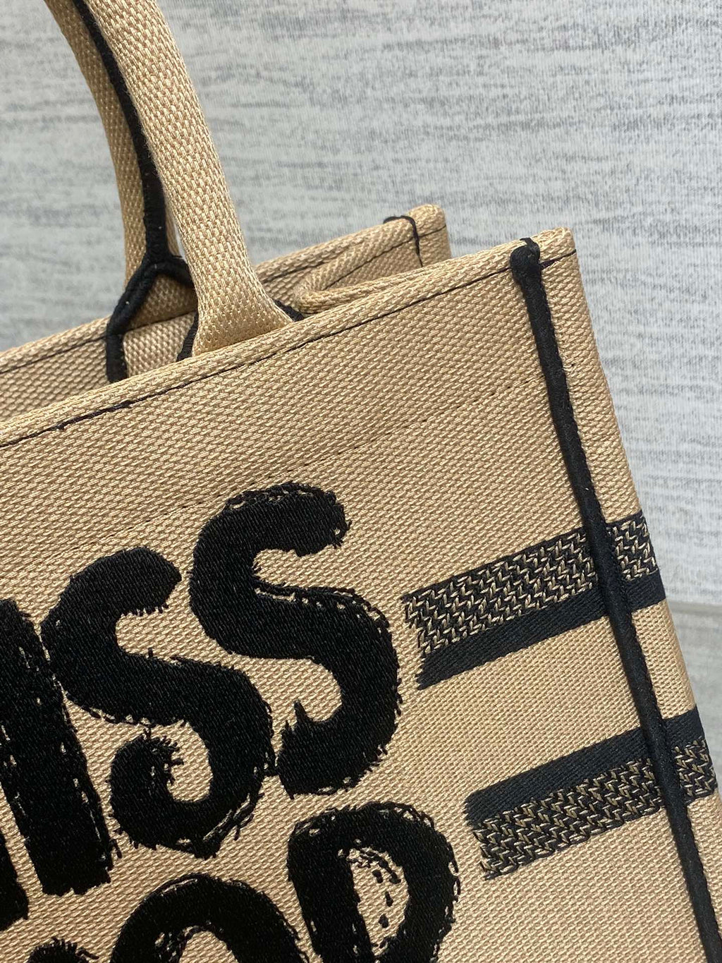 Buchtasche 26 Beige und Schwarz Miss Graffiti Stickerei