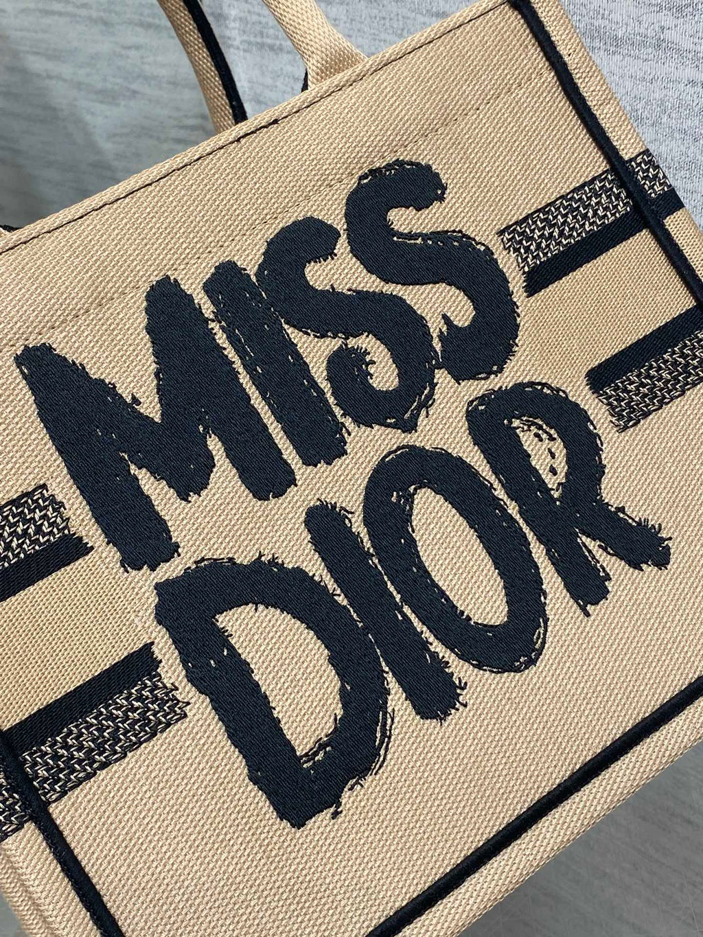 Buchtasche 26 Beige und Schwarz Miss Graffiti Stickerei