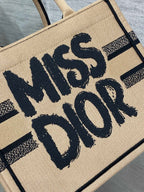 Buchtasche 26 Beige und Schwarz Miss Graffiti Stickerei