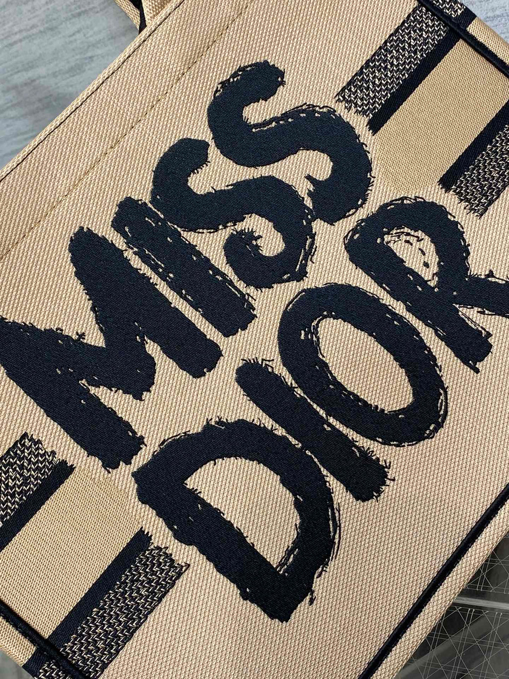 Tragetasche 36 Beige und Schwarz Miss Dior Graffiti-Stickerei