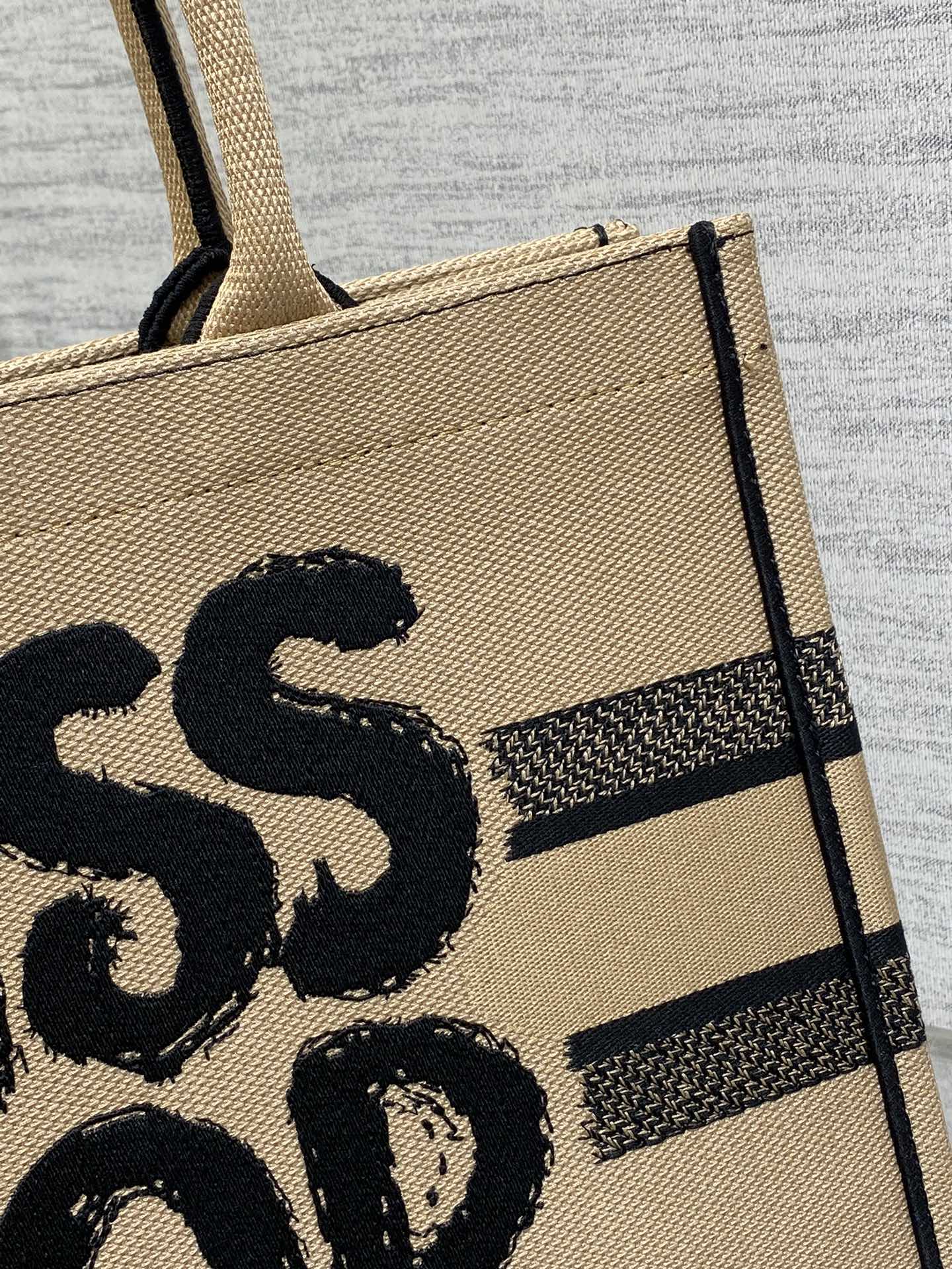 Tragetasche 36 Beige und Schwarz Miss Dior Graffiti-Stickerei