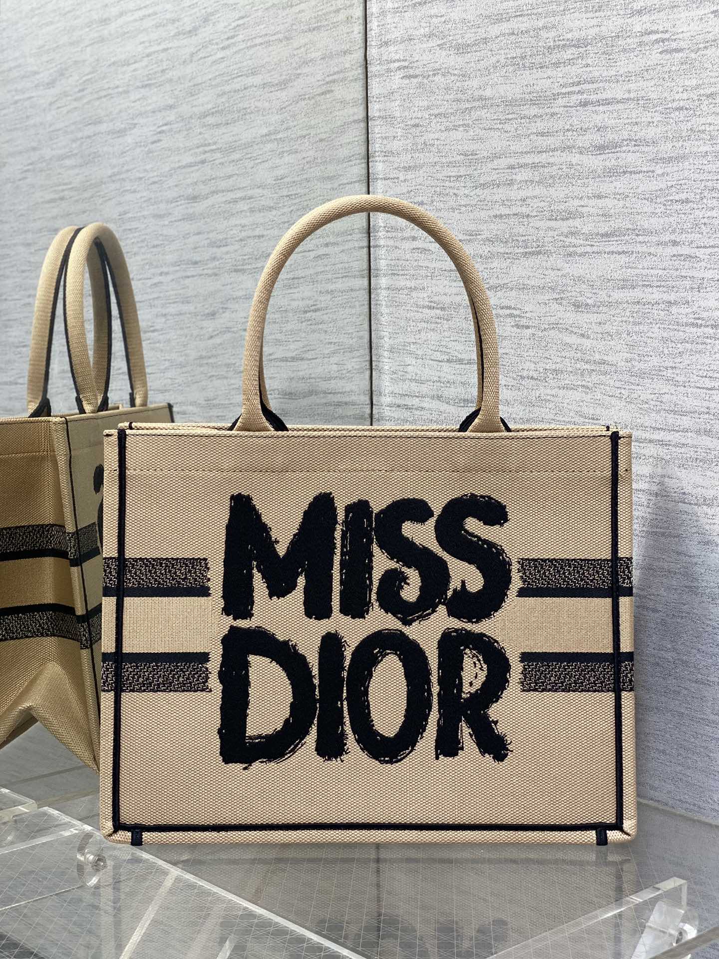 Tragetasche 36 Beige und Schwarz Miss Dior Graffiti-Stickerei