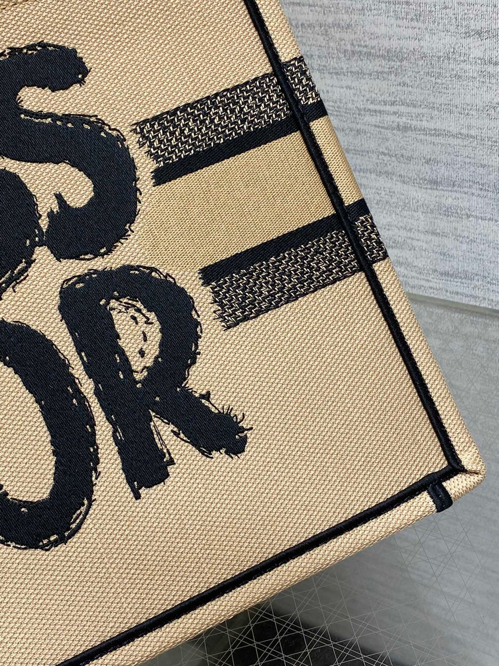 Tragetasche 36 Beige und Schwarz Miss Dior Graffiti-Stickerei