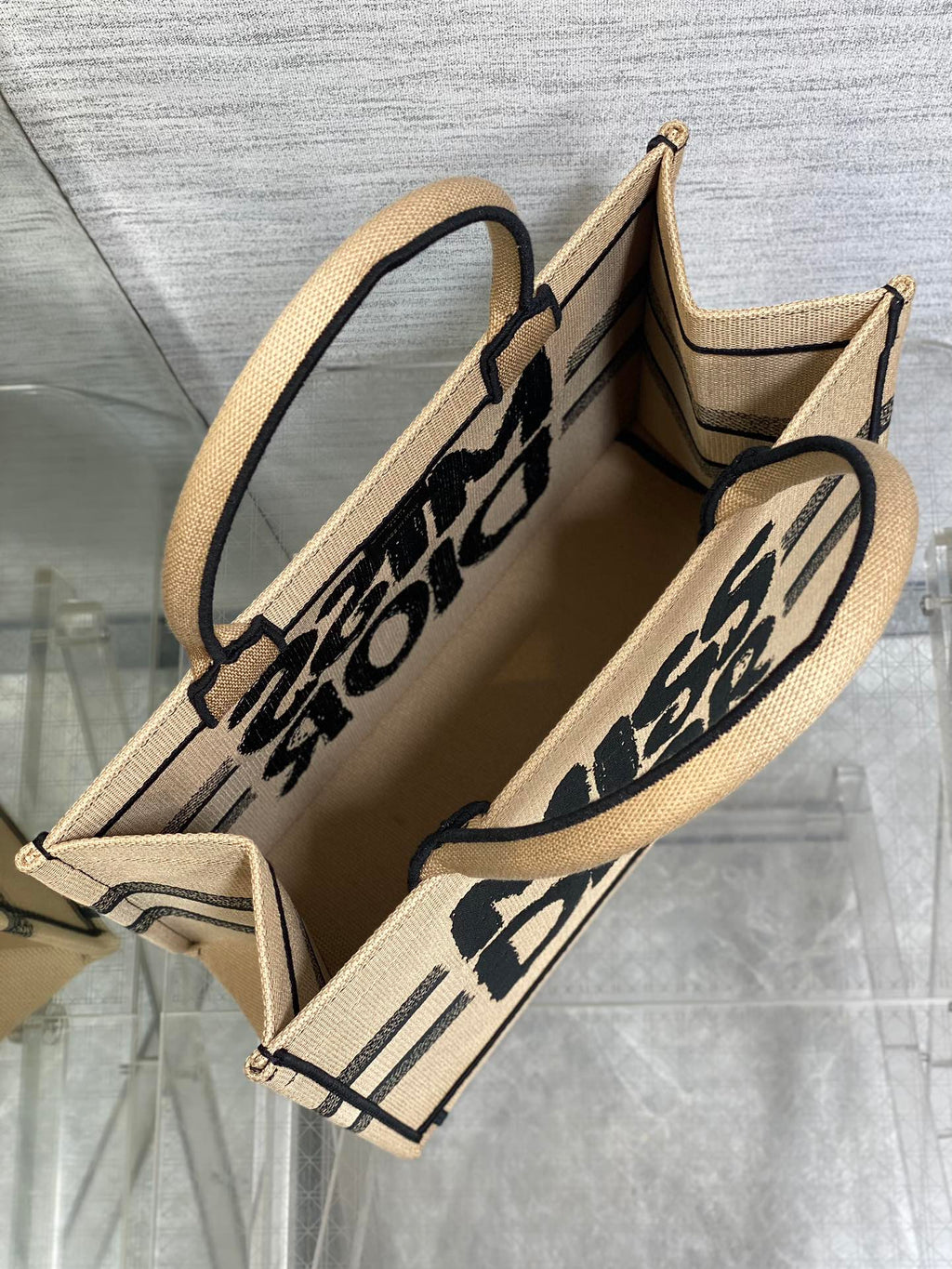 Tragetasche 36 Beige und Schwarz Miss Dior Graffiti-Stickerei