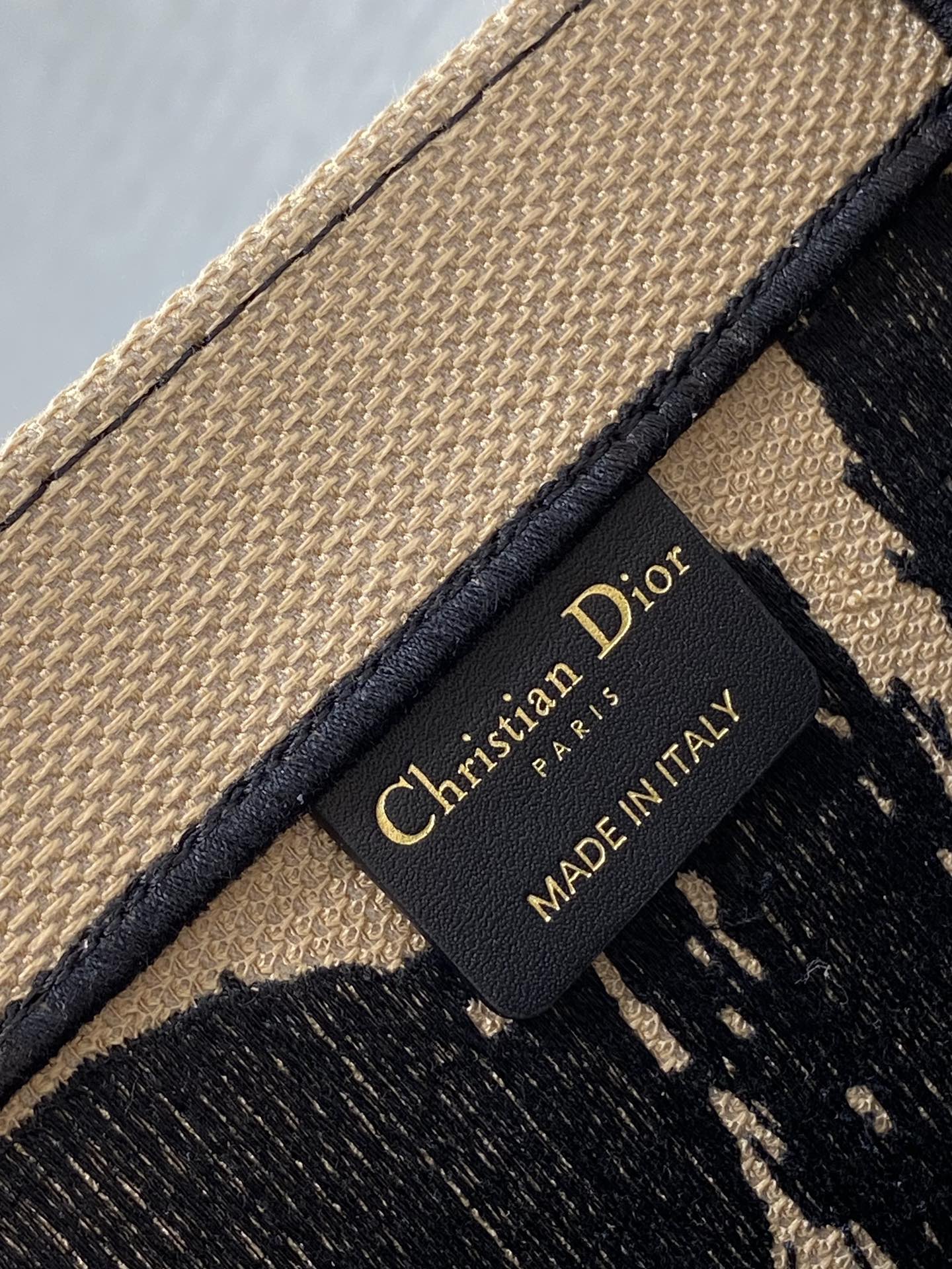 GROSSE BUCHTASCHE 42 BEIGE UND SCHWARZ MISS DIOR GRAFFITI-STICKEREI