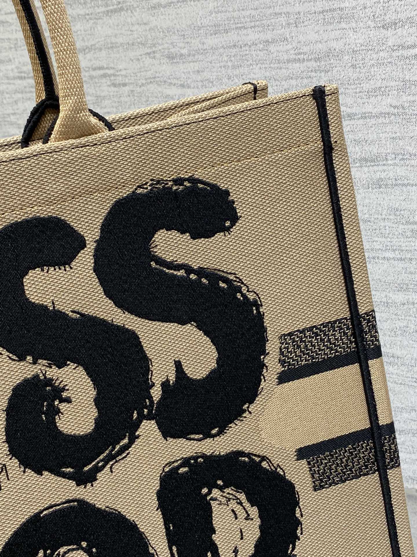 GROSSE BUCHTASCHE 42 BEIGE UND SCHWARZ MISS DIOR GRAFFITI-STICKEREI