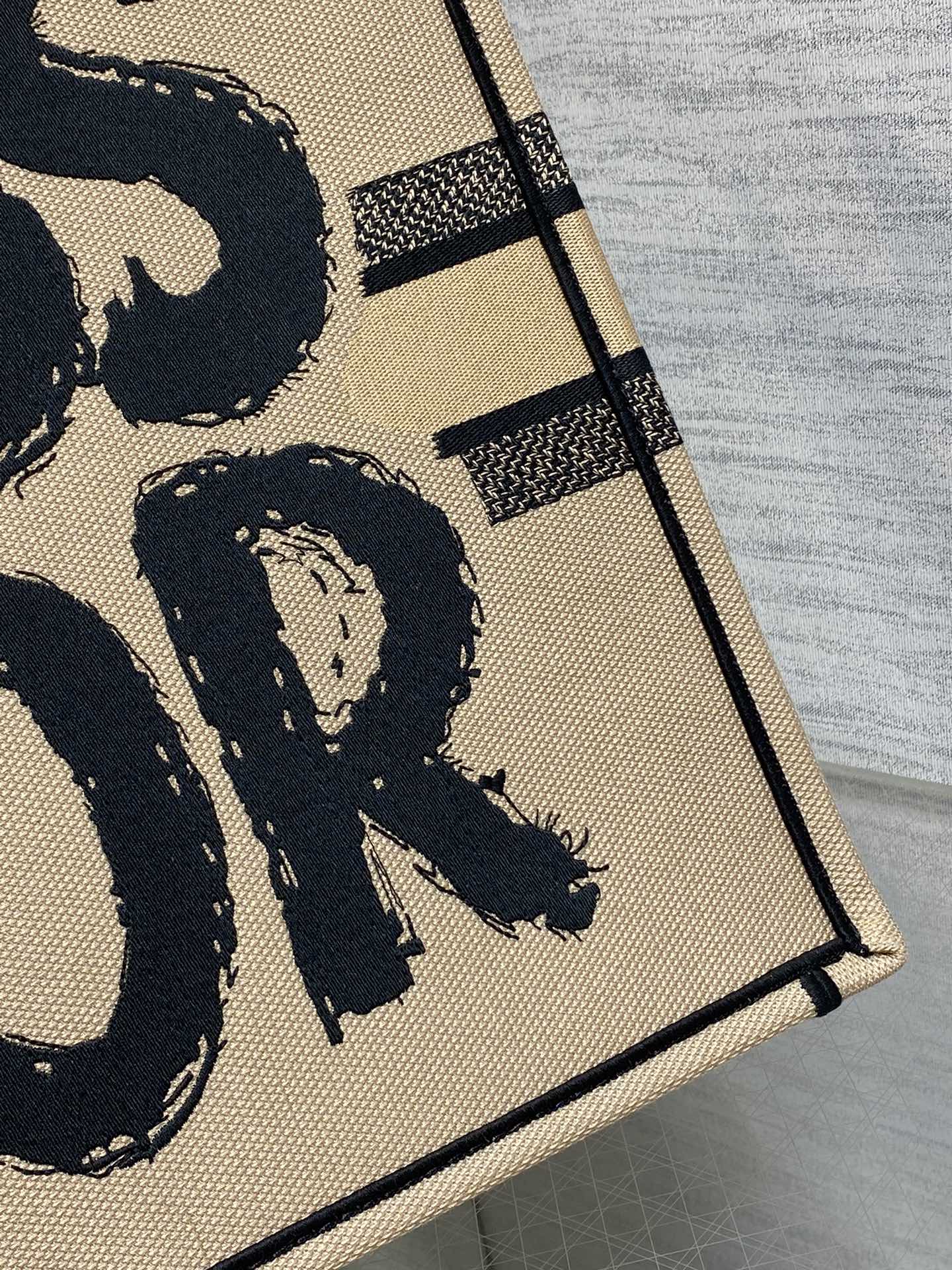 GROSSE BUCHTASCHE 42 BEIGE UND SCHWARZ MISS DIOR GRAFFITI-STICKEREI