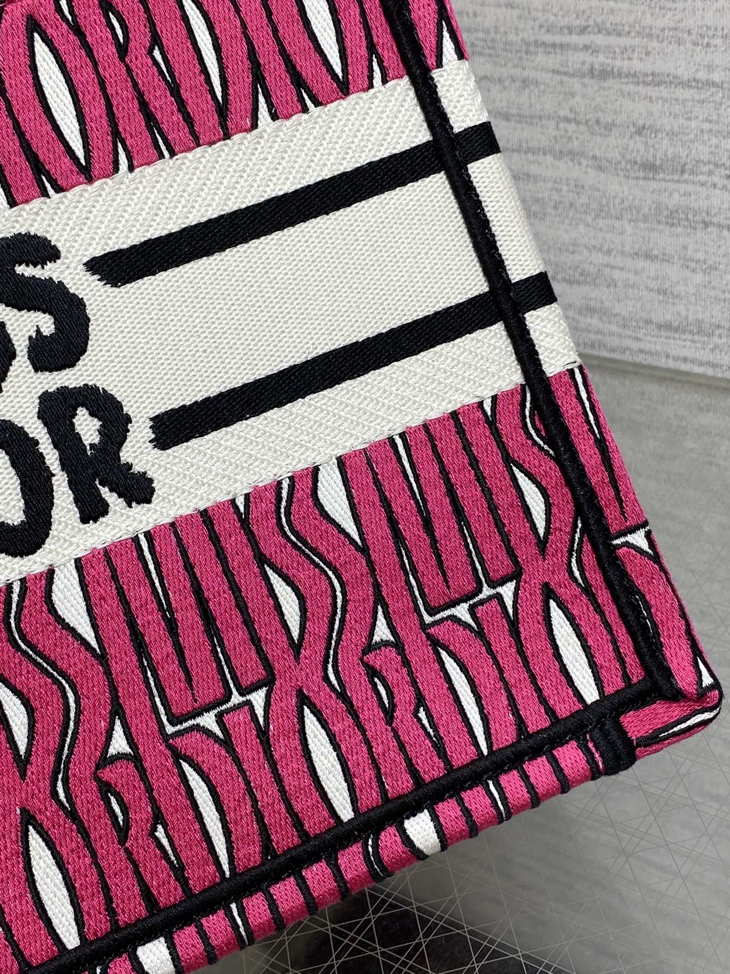 MISS TOTE 26 IN MAGENTA-LILA CANVAS