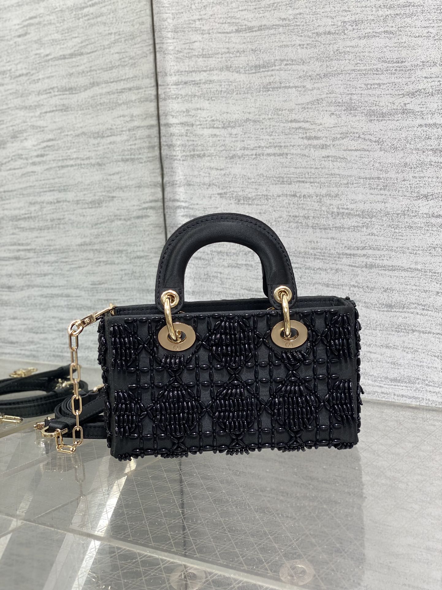 MINI LADY BAG 16 IN SCHWARZEM SATIN UND KALBSLEDER MIT PERLENVERKLEIDUNG