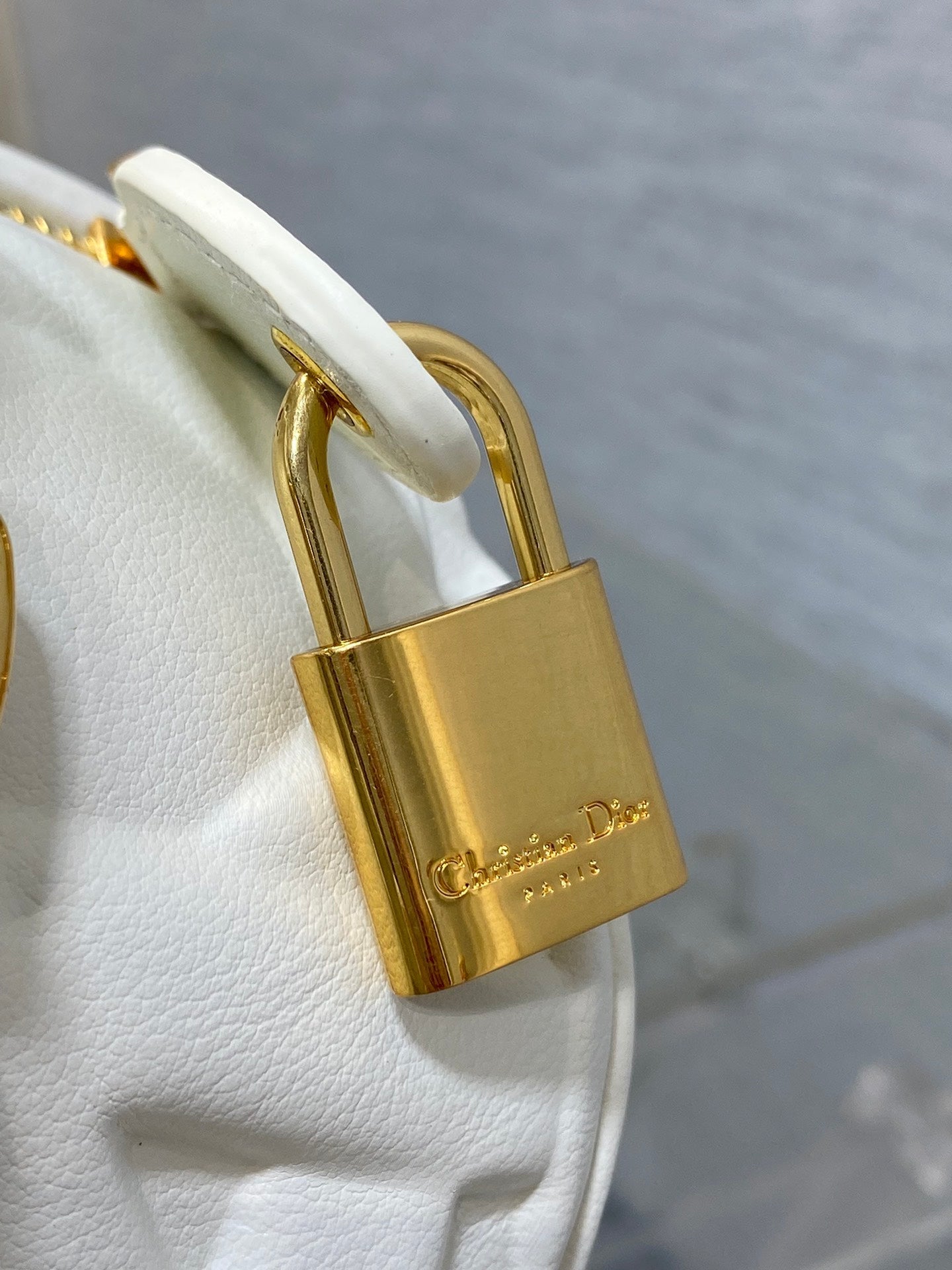 GROOVE 25 Tasche aus weißem Macrocannage-Kalbsleder mit goldenen Beschlägen