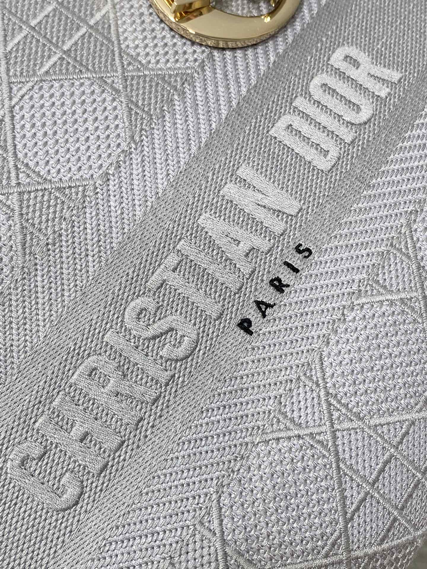 KLEINE 24-LADY-TASCHE AUS HELLGRAUEM CANVAS