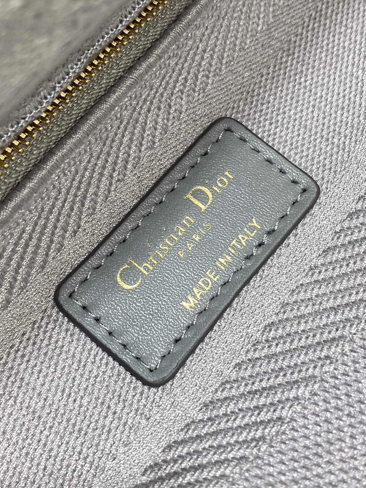 KLEINE 24-LADY-TASCHE AUS HELLGRAUEM CANVAS