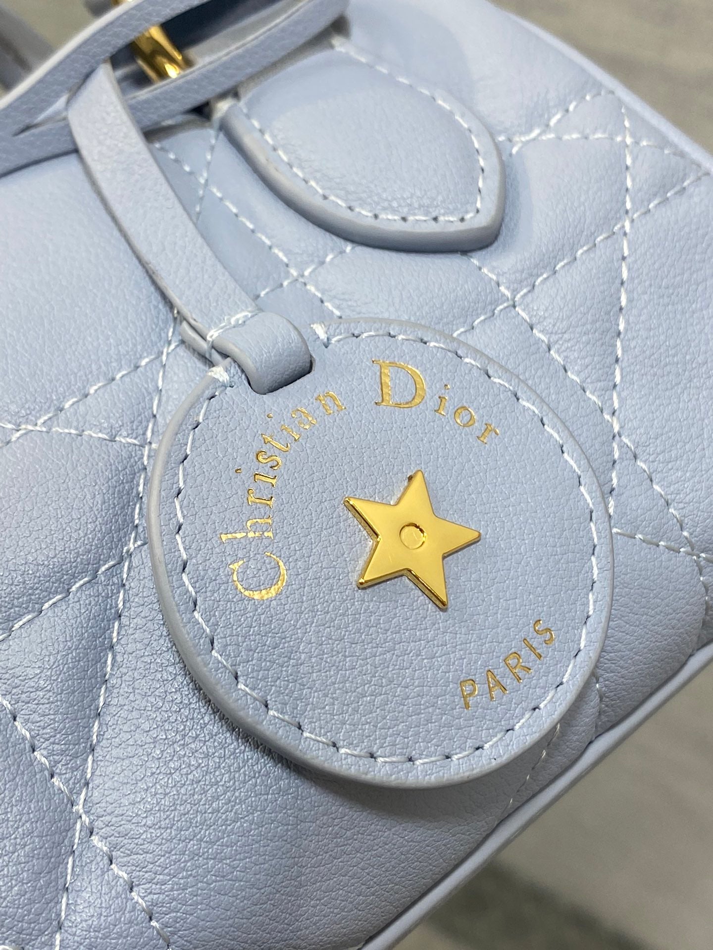 GROOVE MINI 17 TASCHE IN HELLBLAUEM LAMMLEDER