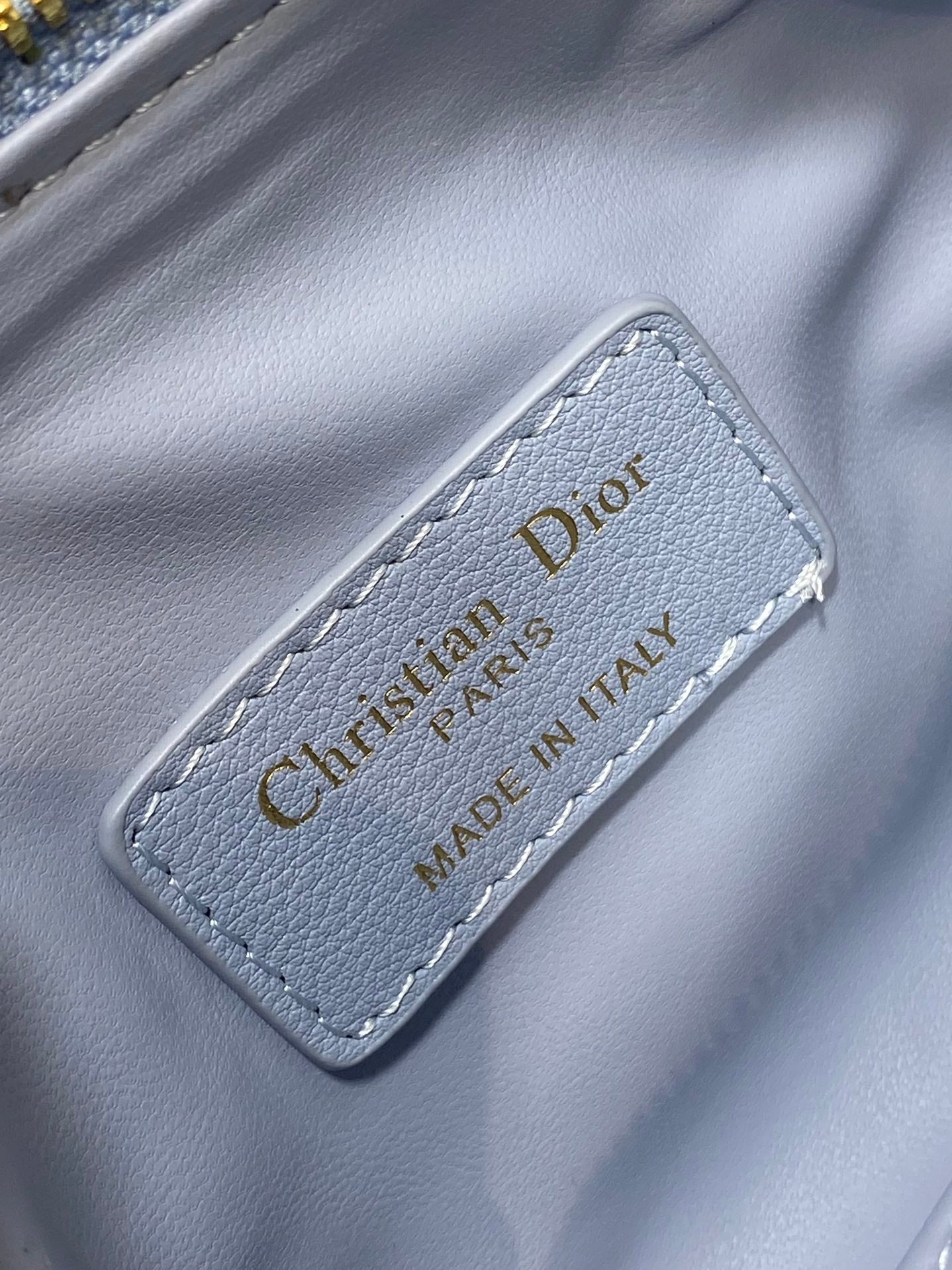 GROOVE MINI 17 TASCHE IN HELLBLAUEM LAMMLEDER