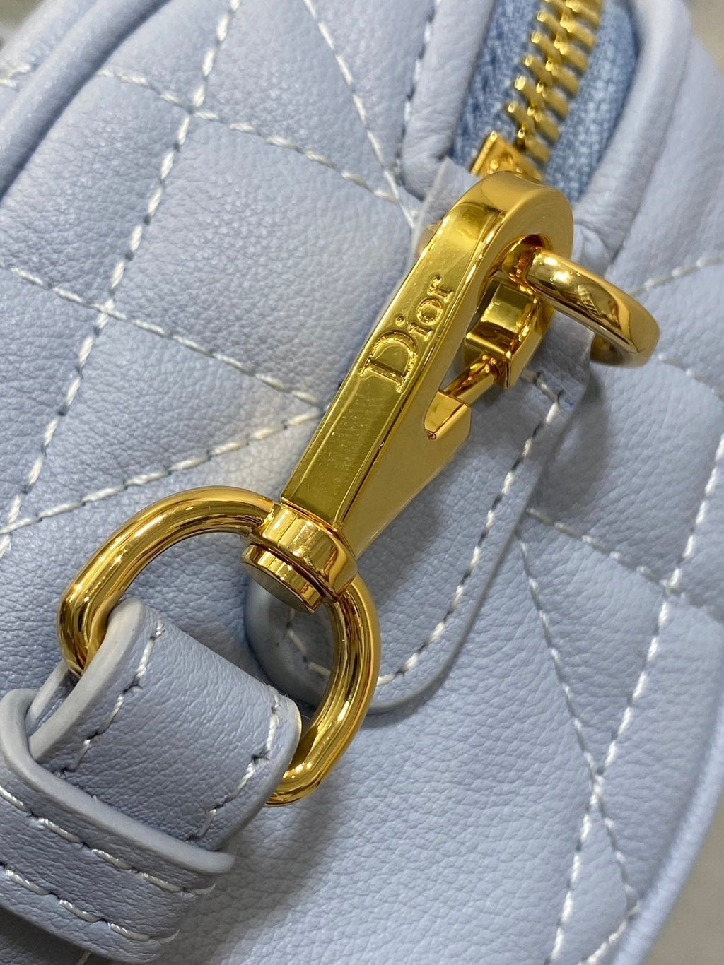 GROOVE MINI 17 TASCHE IN HELLBLAUEM LAMMLEDER