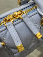 GROOVE MINI 17 TASCHE IN HELLBLAUEM LAMMLEDER