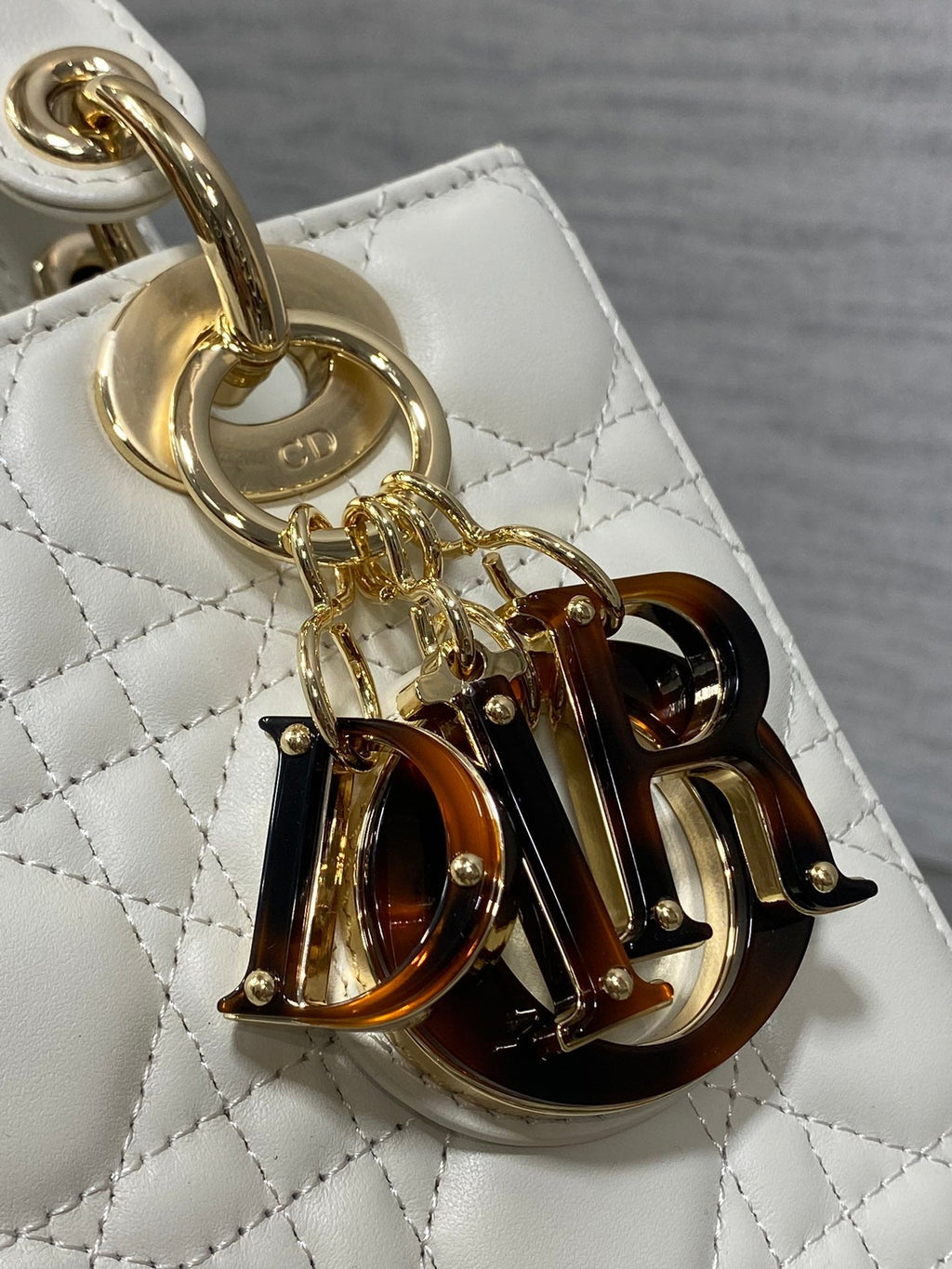 KLEINE 20-GANG-LADY-TASCHE AUS WEISSEM MAKROCANNAGE-LAMMLEDER MIT GOLDENEN BESCHLÄGEN