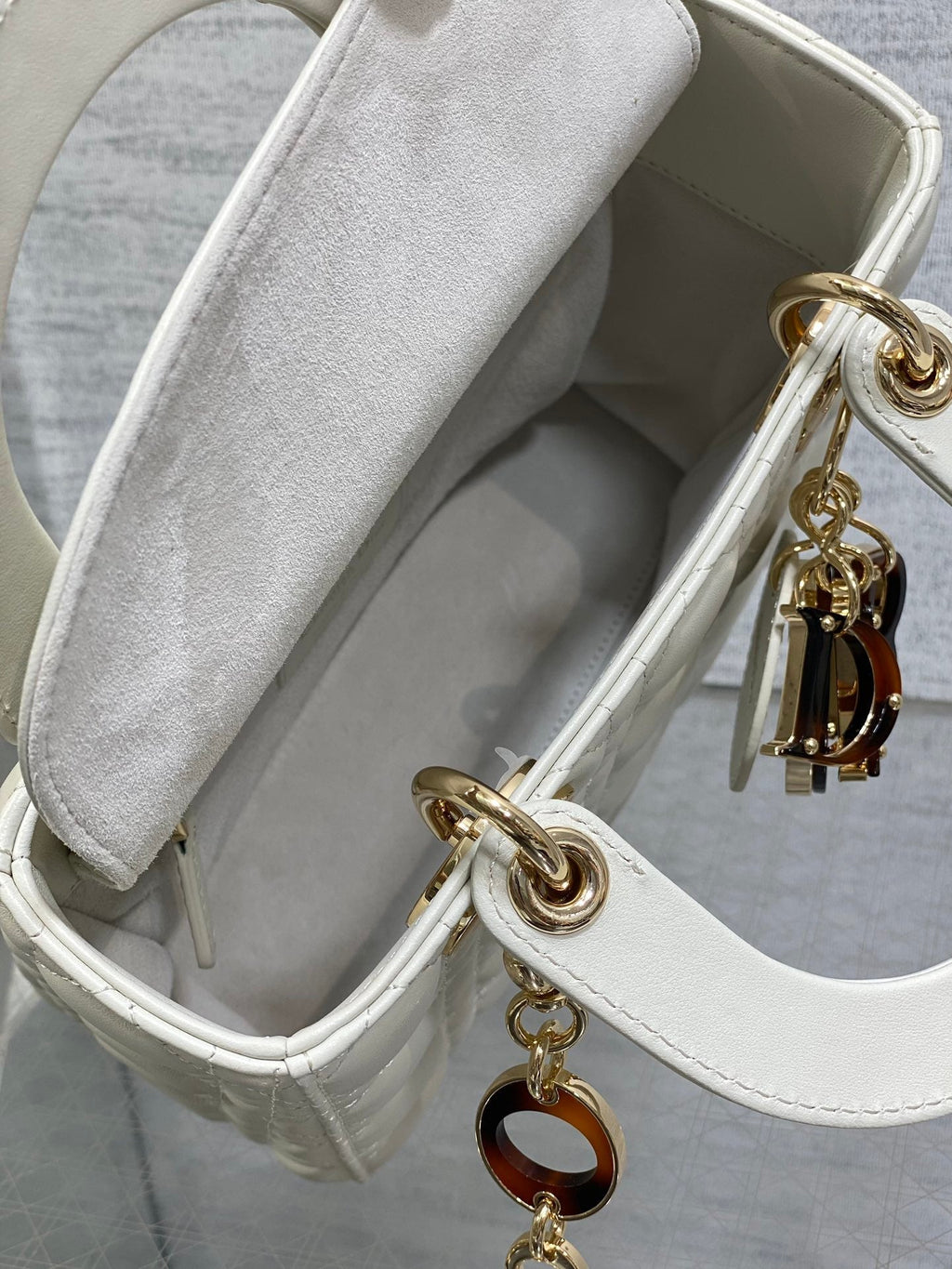 KLEINE 20-GANG-LADY-TASCHE AUS WEISSEM MAKROCANNAGE-LAMMLEDER MIT GOLDENEN BESCHLÄGEN