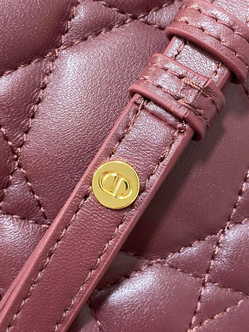 KLEINER 20-CARO-RUCKSACK IN PFLAUMENLILA MAKROCANNAGE-LAMMLEDER