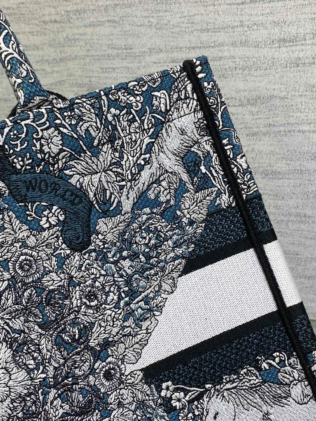 Mittlere 36-Buchtasche aus schwarzem Canvas 226297