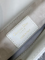 MINI 17 LADY BAG AUS WEISSEM SATIN MIT PERLENBEGESTICKUNG 226310