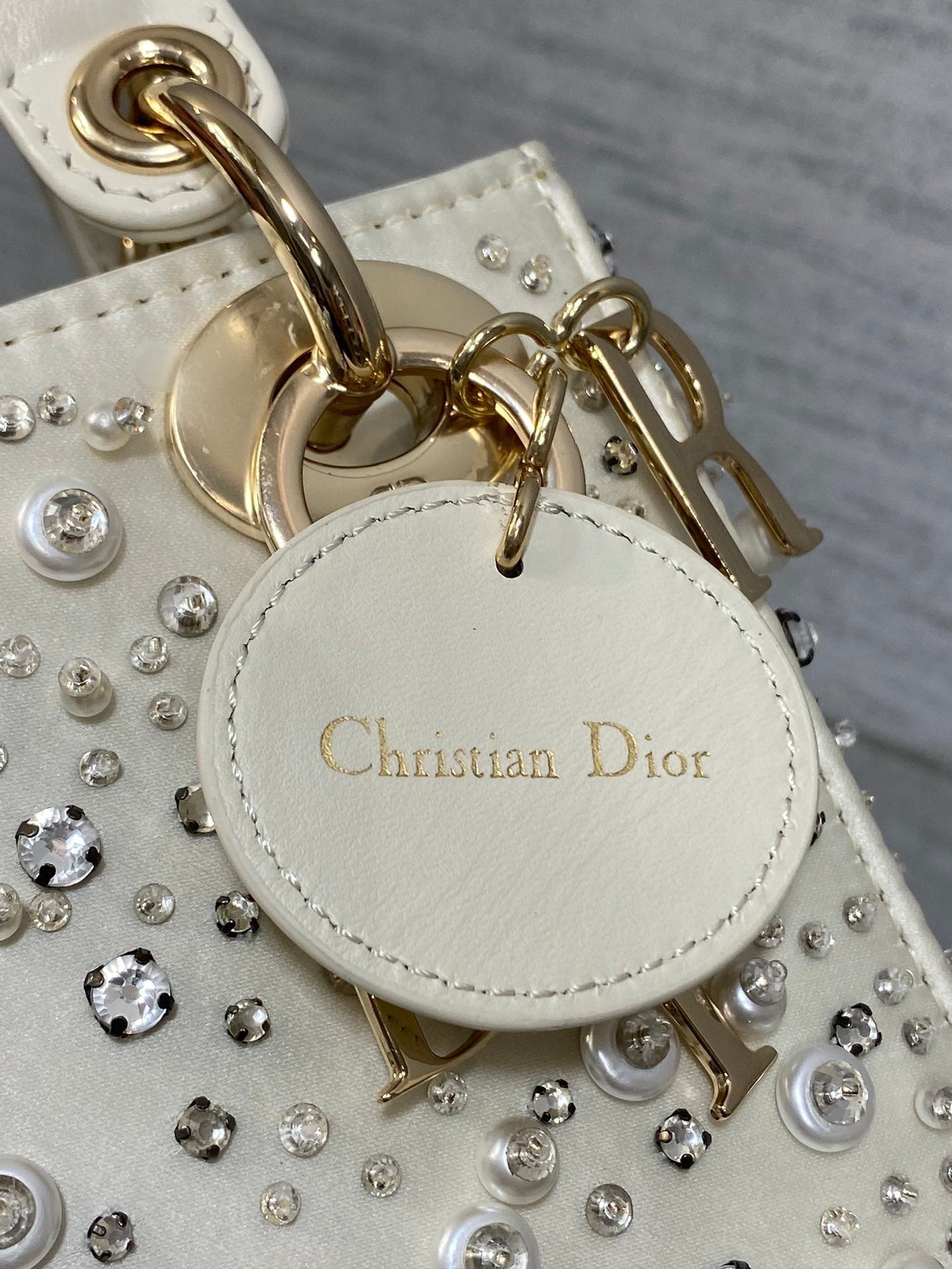 MINI 17 LADY BAG AUS WEISSEM SATIN MIT PERLENBEGESTICKUNG 226310