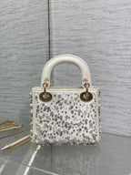 MINI 17 LADY BAG AUS WEISSEM SATIN MIT PERLENBEGESTICKUNG 226310