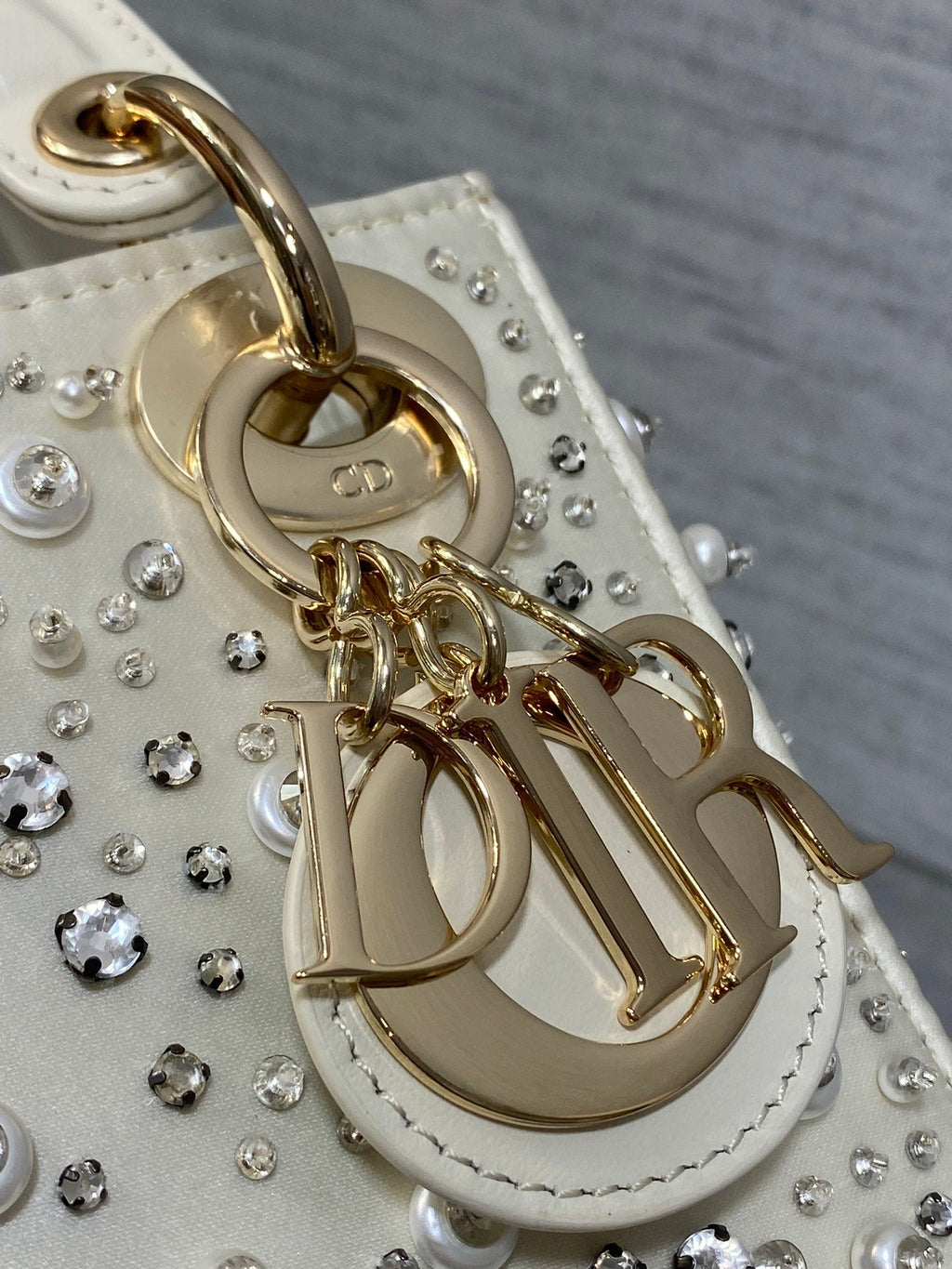 MINI 17 LADY BAG AUS WEISSEM SATIN MIT PERLENBEGESTICKUNG 226310