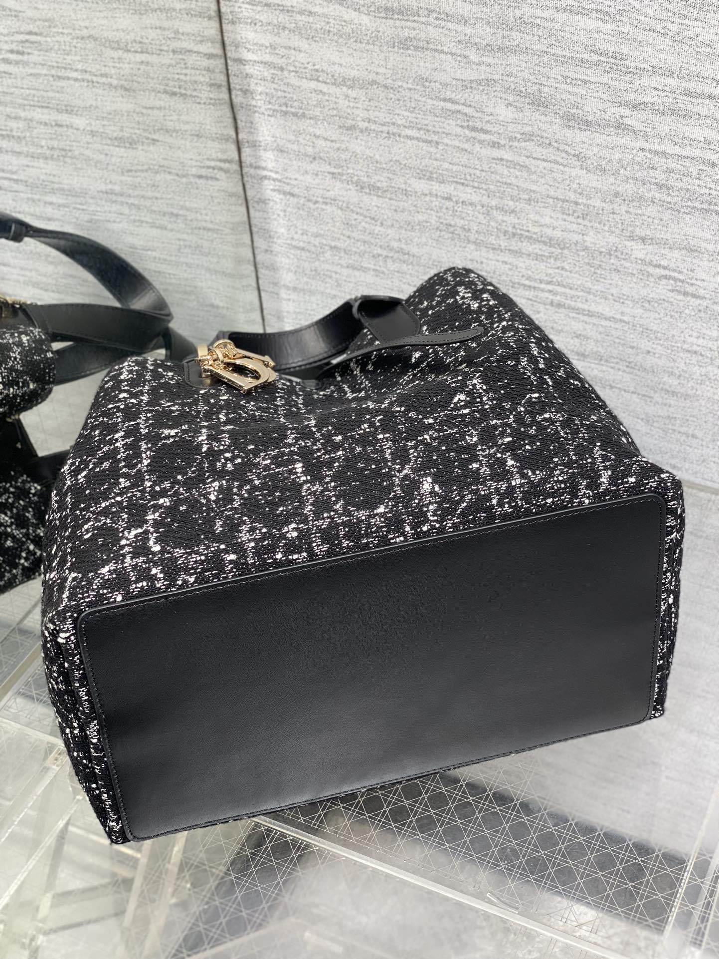 MITTELGROSSE 28 TOUJOURS TASCHE IN SCHWARZ-WEISSEM CANNAGE-TWEED MIT GOLDENEN BESCHLÄGEN