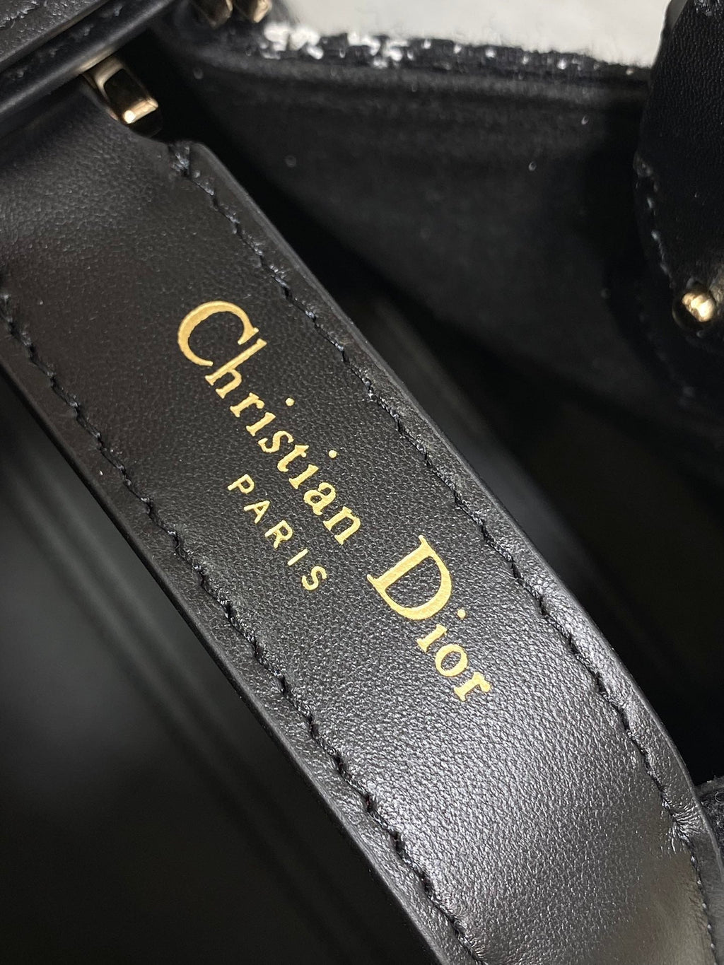 MITTELGROSSE 28 TOUJOURS TASCHE IN SCHWARZ-WEISSEM CANNAGE-TWEED MIT GOLDENEN BESCHLÄGEN