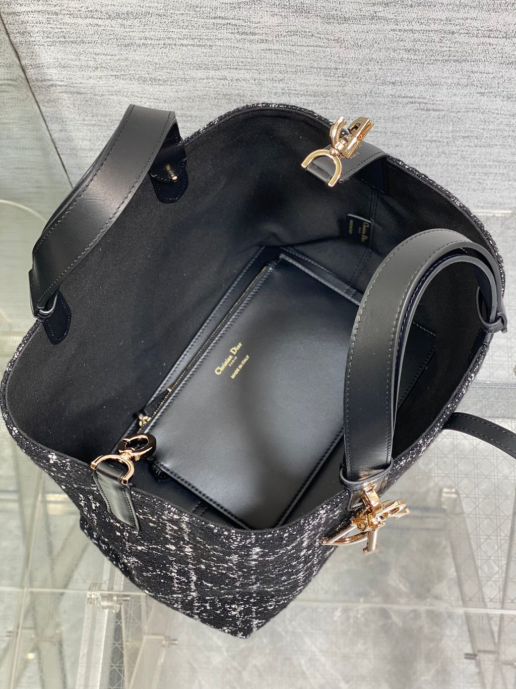 MITTELGROSSE 28 TOUJOURS TASCHE IN SCHWARZ-WEISSEM CANNAGE-TWEED MIT GOLDENEN BESCHLÄGEN