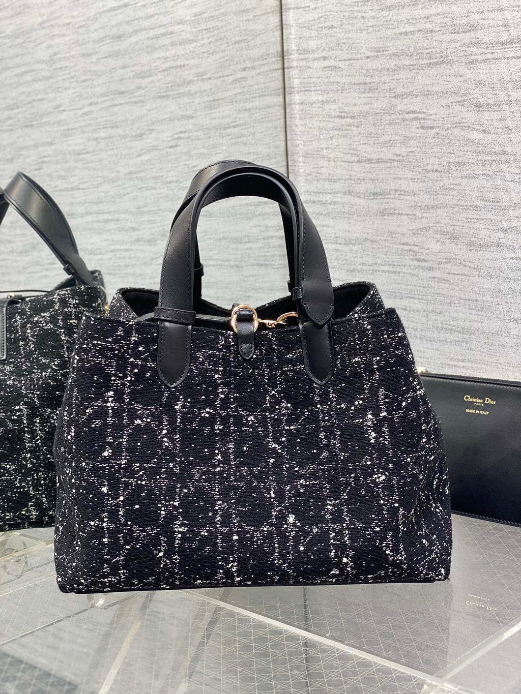 MITTELGROSSE 28 TOUJOURS TASCHE IN SCHWARZ-WEISSEM CANNAGE-TWEED MIT GOLDENEN BESCHLÄGEN