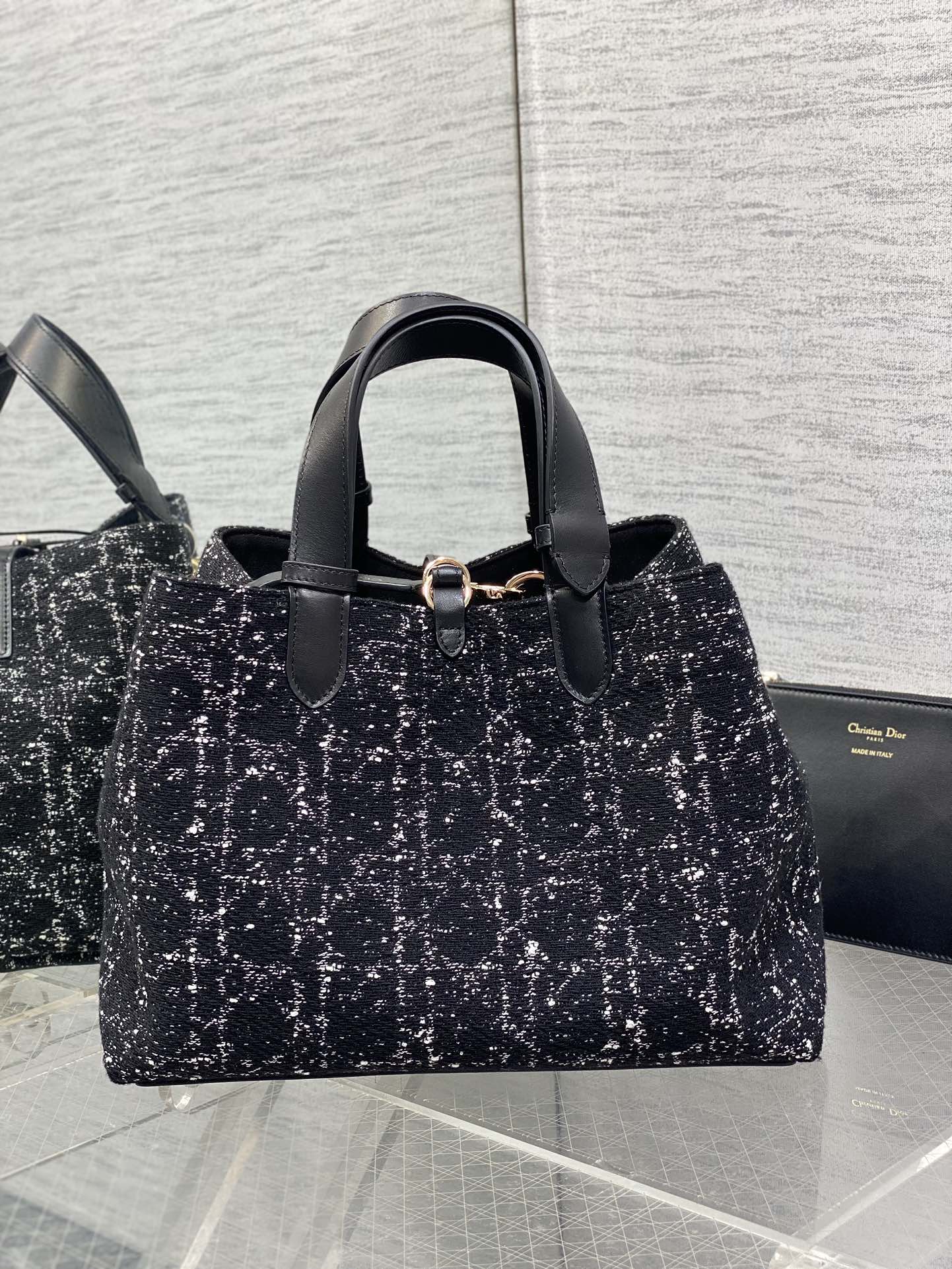 MITTELGROSSE 28 TOUJOURS TASCHE IN SCHWARZ-WEISSEM CANNAGE-TWEED MIT GOLDENEN BESCHLÄGEN