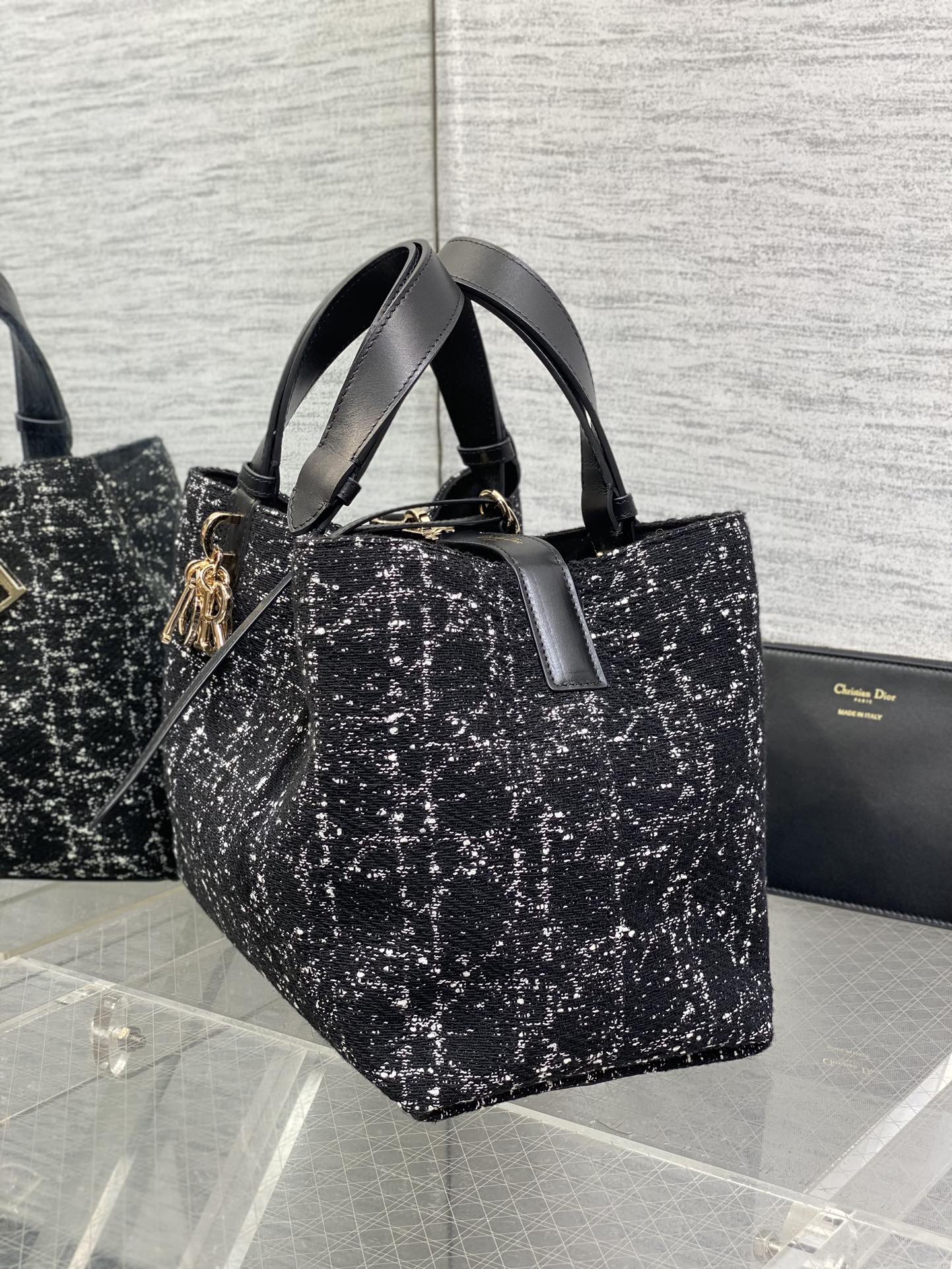 MITTELGROSSE 28 TOUJOURS TASCHE IN SCHWARZ-WEISSEM CANNAGE-TWEED MIT GOLDENEN BESCHLÄGEN