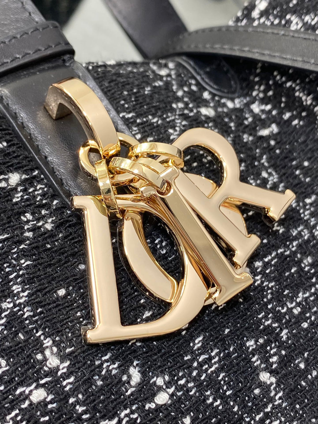 MITTELGROSSE 28 TOUJOURS TASCHE IN SCHWARZ-WEISSEM CANNAGE-TWEED MIT GOLDENEN BESCHLÄGEN