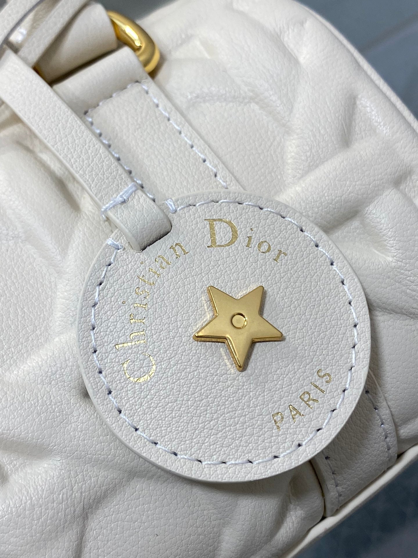 GROOVE 17 Tasche aus weißem, cremefarbenem Makrocannage-Kalbsleder mit goldenen Beschlägen