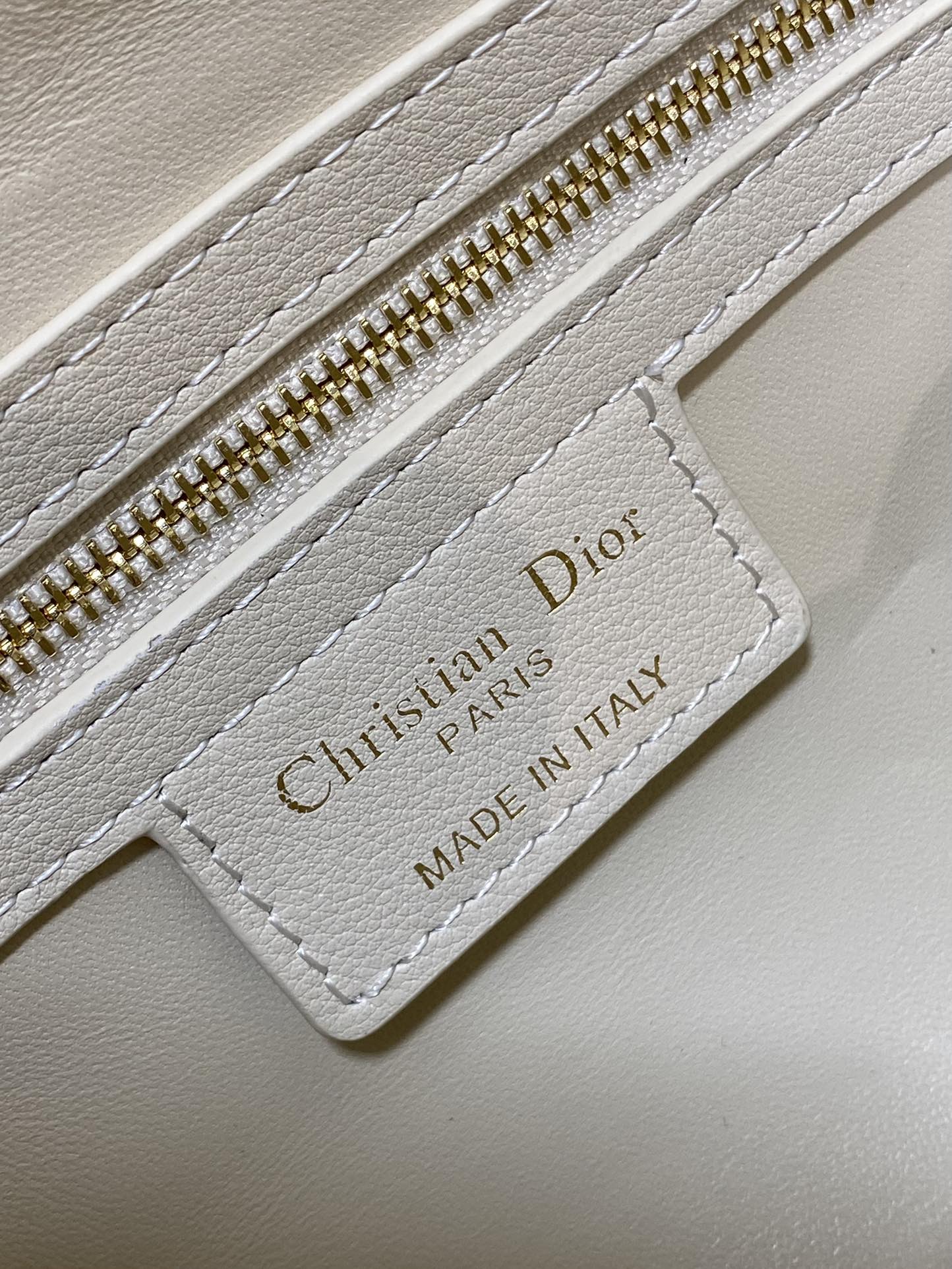 GROOVE 20er-Packung aus weißem, cremefarbenem Makrocannage-Kalbsleder mit goldenen Beschlägen