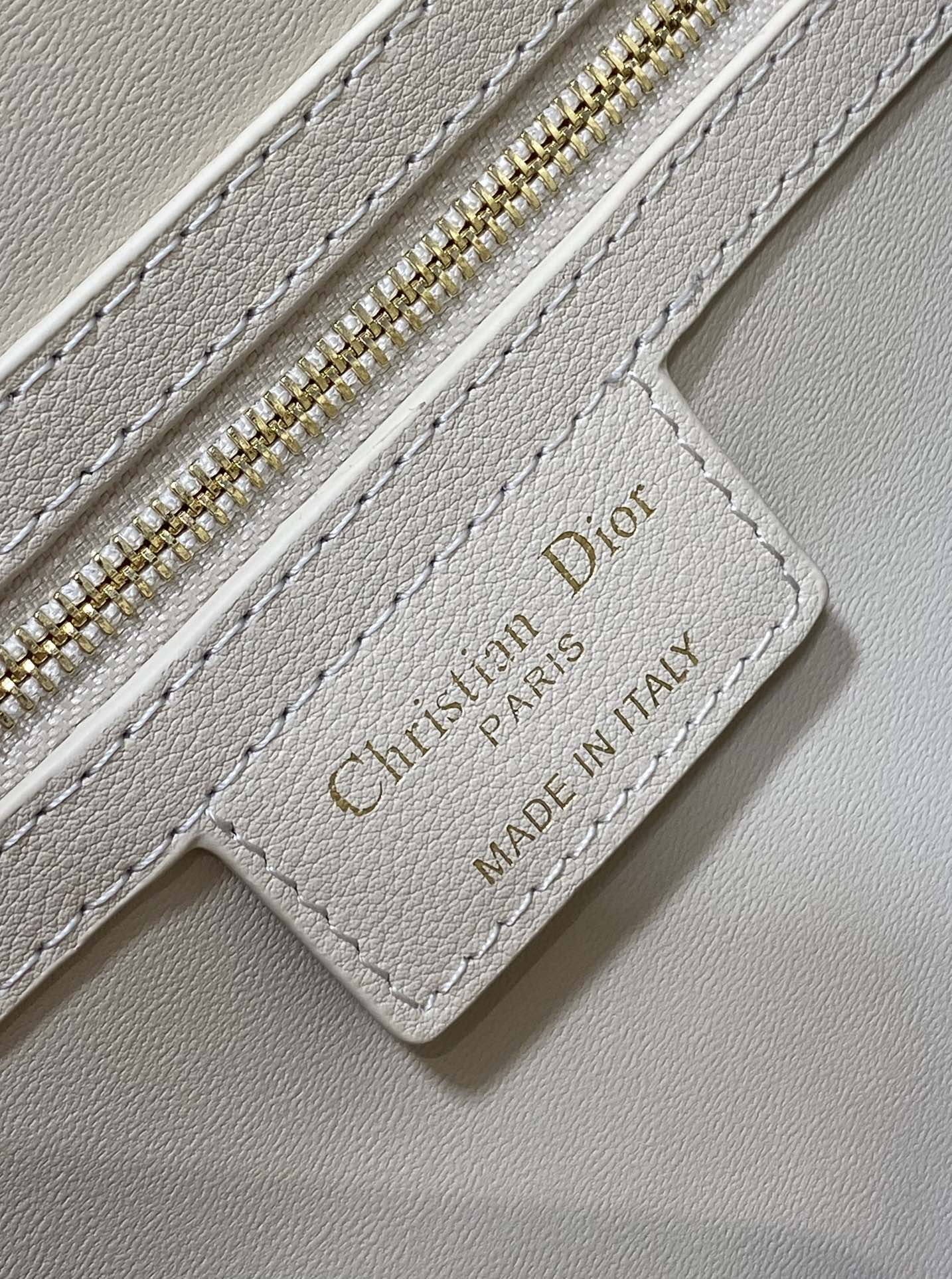 GROOVE 25 Beutel aus weißem, cremefarbenem Makrocannage-Kalbsleder mit goldenen Beschlägen