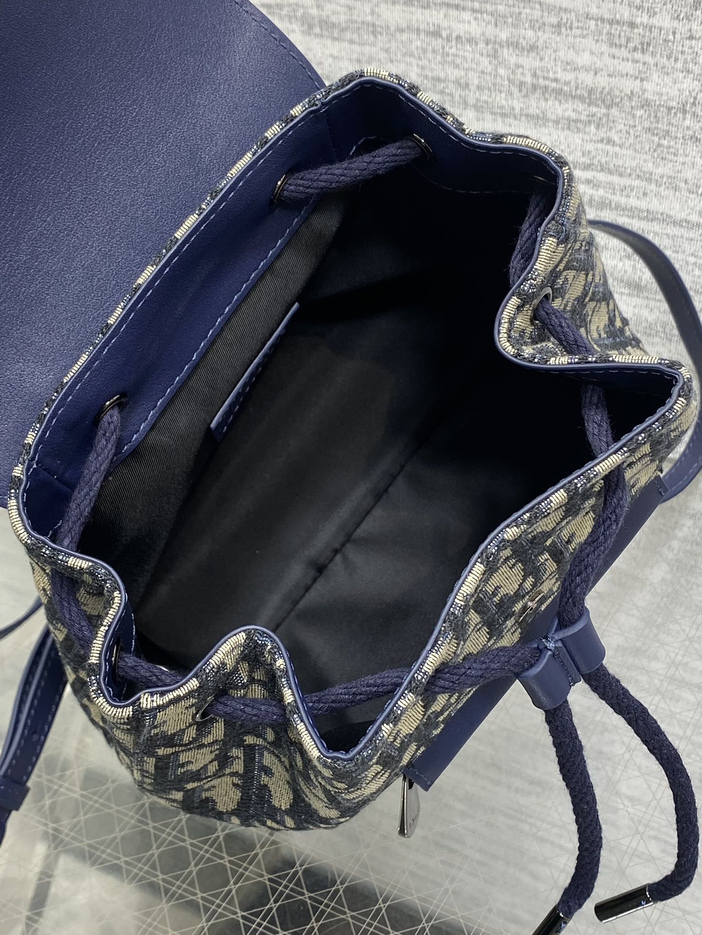 RUCKSACK 19 IN BLAU SCHIEFMONOGRAMM-JACQUARD