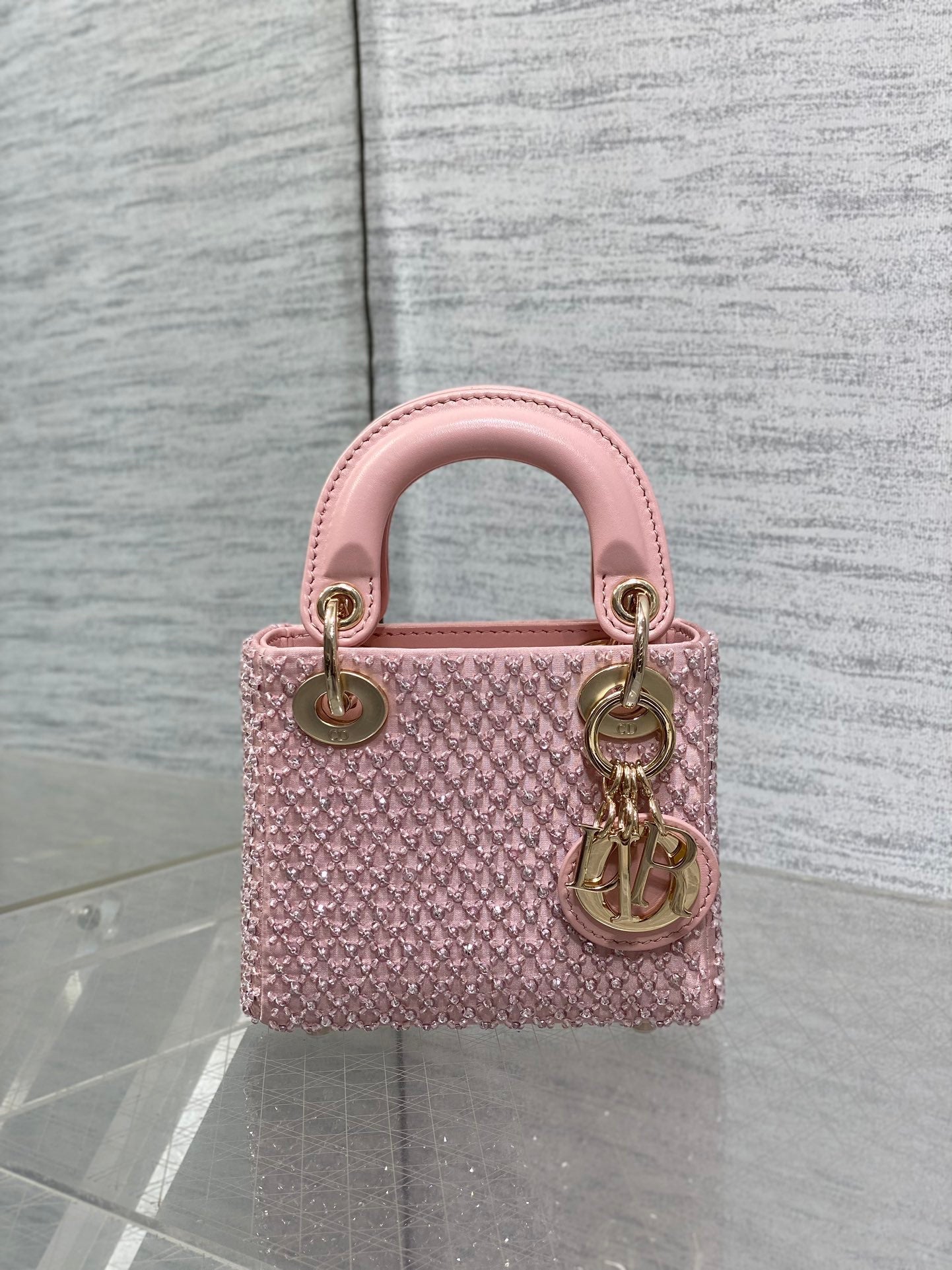 MICRO 12 LADY BAG IN BLUSH PINK SATIN MIT PERLENVERZIERUNG