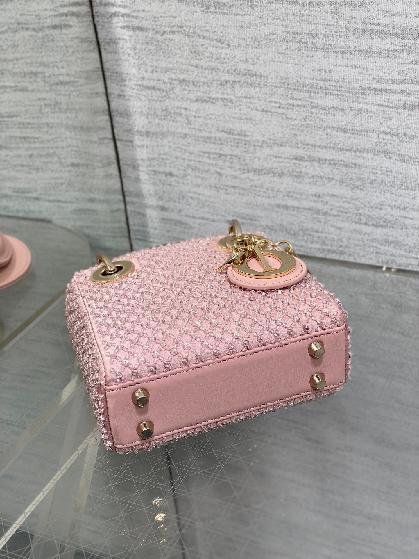 MICRO 12 LADY BAG IN BLUSH PINK SATIN MIT PERLENVERZIERUNG